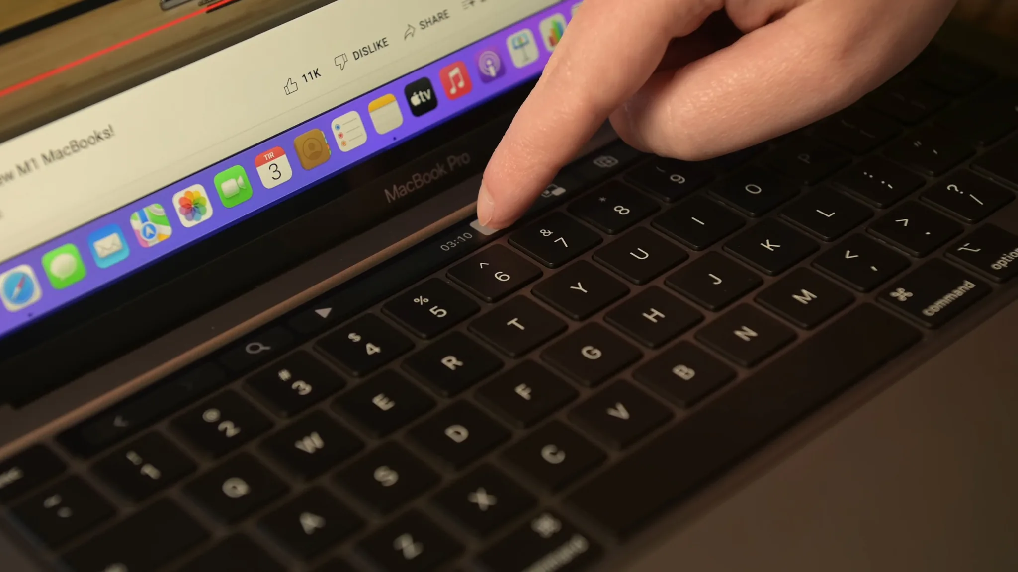 iFixit tháo tung MacBook Pro 13-inch M2 mới với một chút thay đổi bên trong