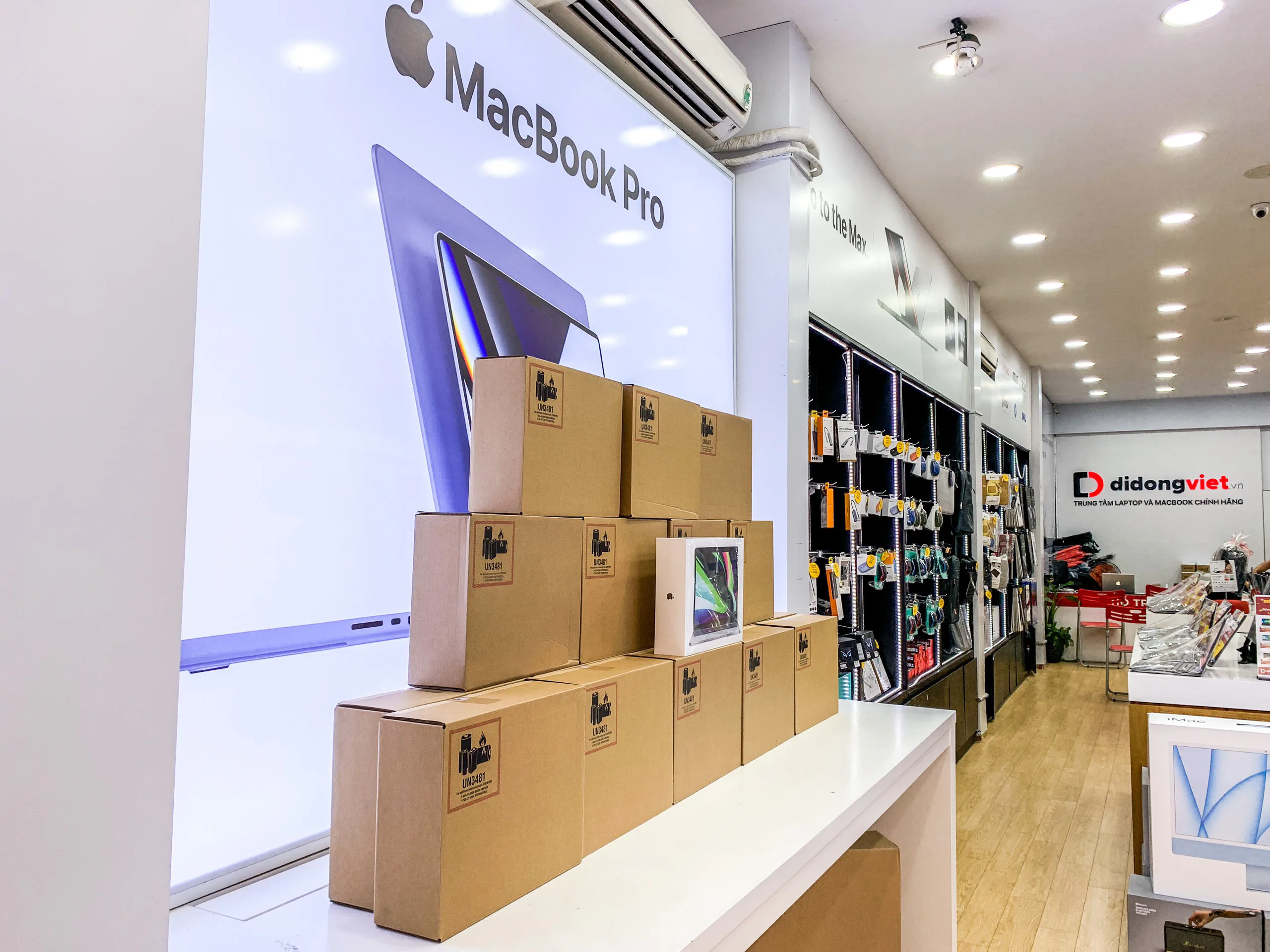 Đại lý bán lẻ bắt đầu trả hàng MacBook Pro M2