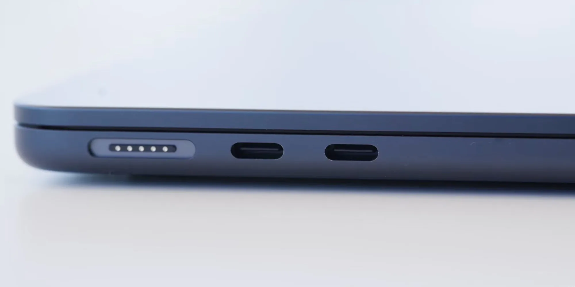 Nhiều người dùng than phiền MacBook Air M2 tùy chọn màu Midnight rất dễ xước