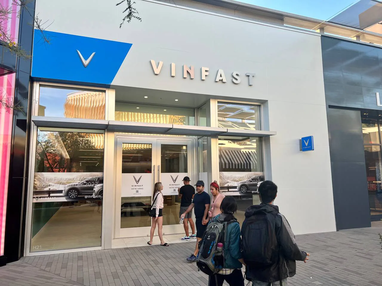 Hình ảnh ban đầu về VinFast Store đầu tiên tại Mỹ sắp khai trương
