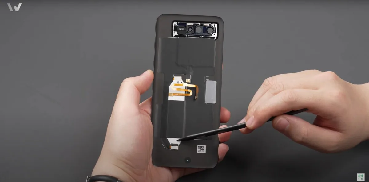 Tháo tung flagship chơi game ASUS ROG Phone 6 với rất nhiều khu vực tản nhiệt