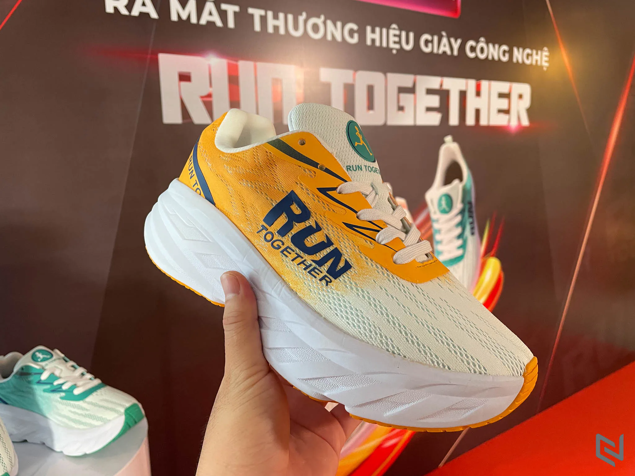 Ra mắt Giày công nghệ gắn chip NFC thương hiệu RUN Together cho người yêu chạy bộ