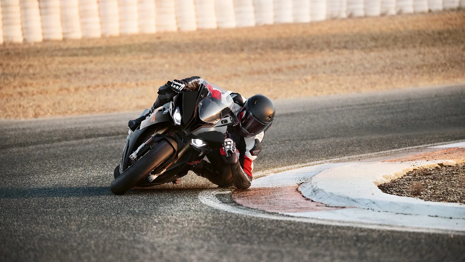 BMW S 1000 RR 2022 ra mắt với màu sơn đen Mineral Gray Metallic, giá từ 919 triệu đồng