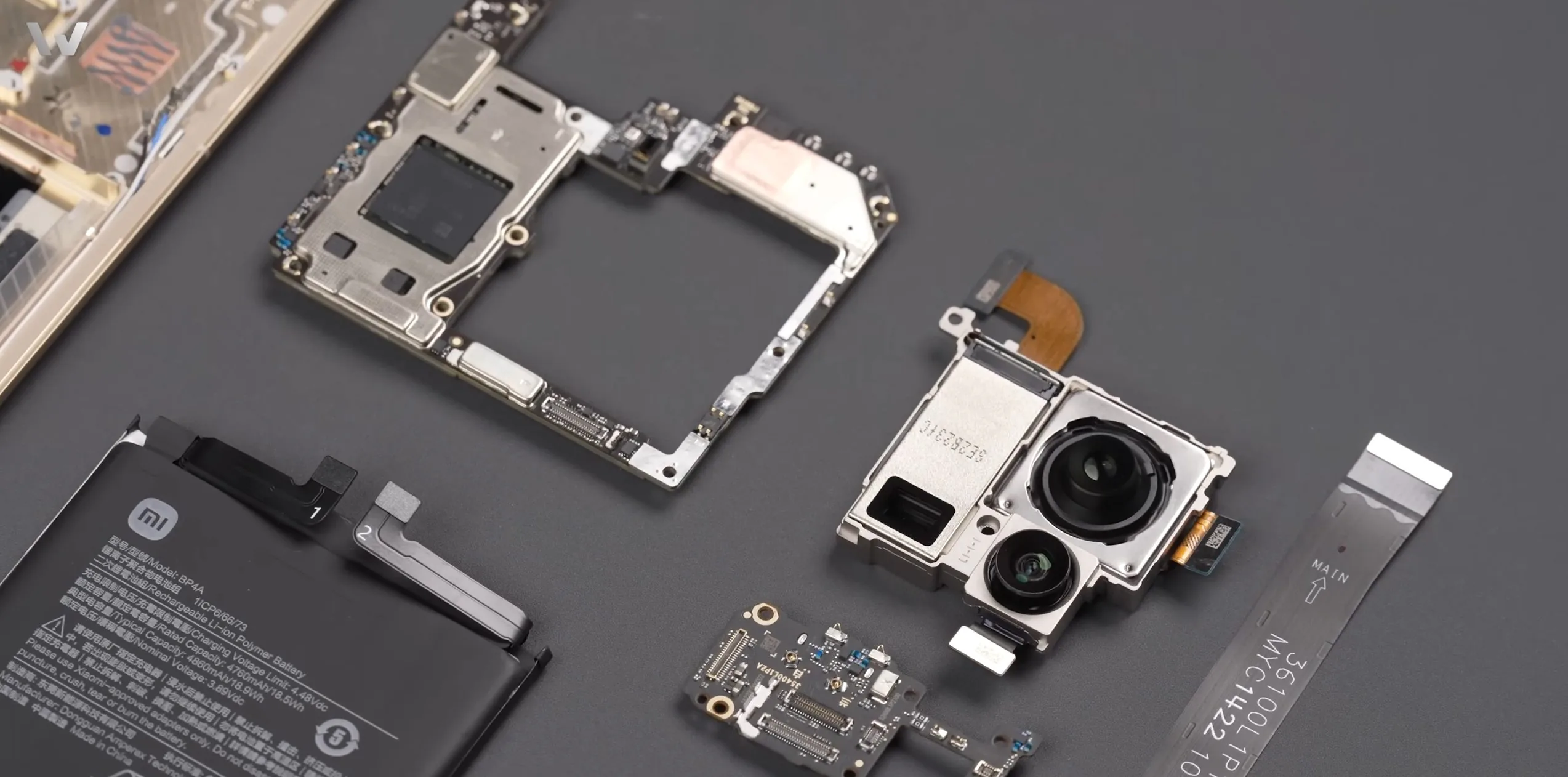 Cùng xem video tháo tung Xiaomi 12S Ultra với cảm biến ảnh IMX989 siêu khủng