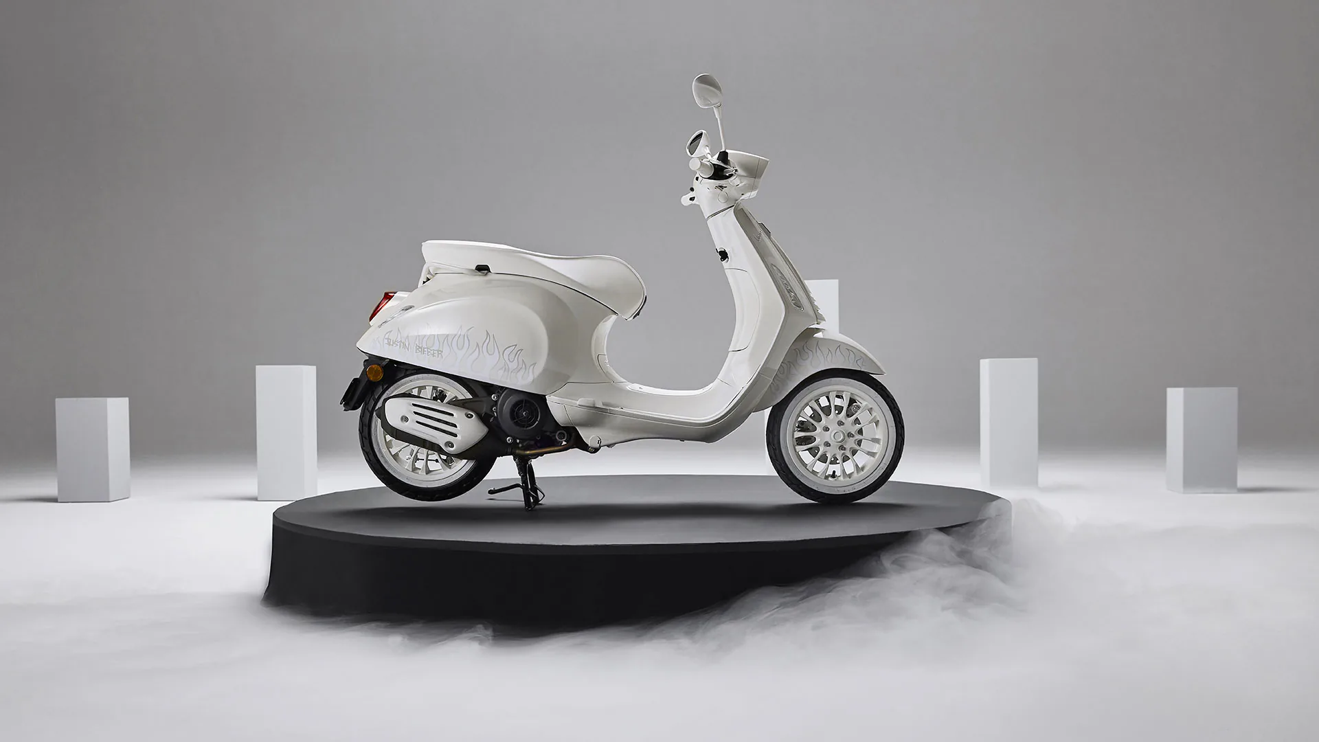 Vespa Sprint Justin Bieber sẽ có giá từ 115 triệu đồng khi bán ra tại Việt Nam