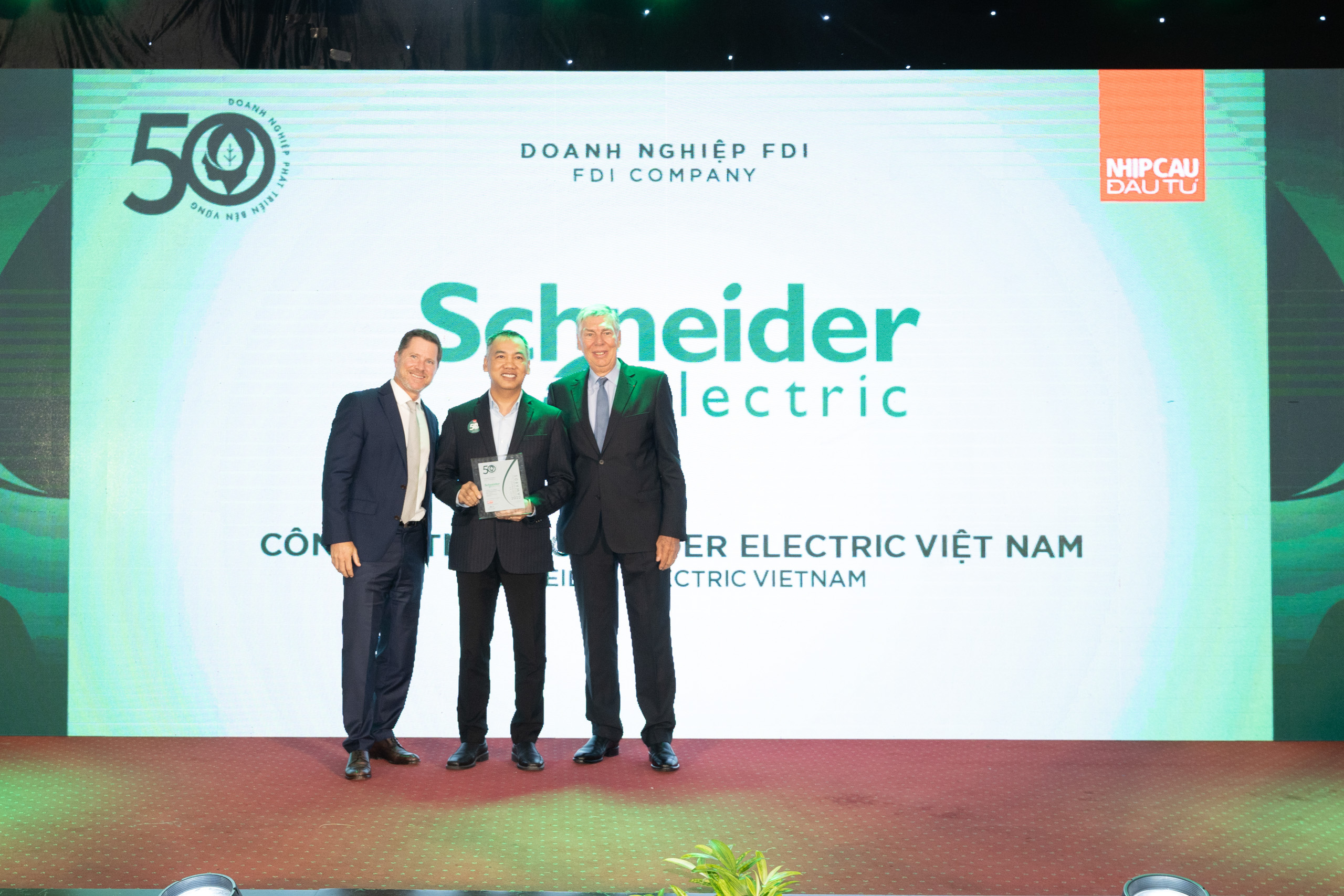 Schneider Electric Việt Nam được vinh danh ‘’Top 50 Doanh nghiệp Phát triển Bền vững 2022’’