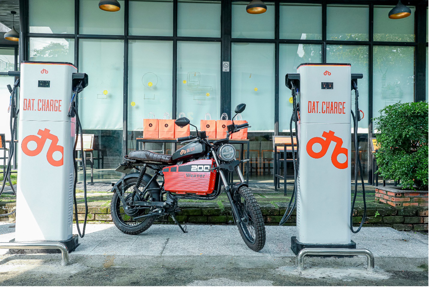 Dat Bike ra mắt “Dat Charge” – Trạm sạc xe máy điện nhanh chưa từng có  – 20 phút sạc đi 100 km