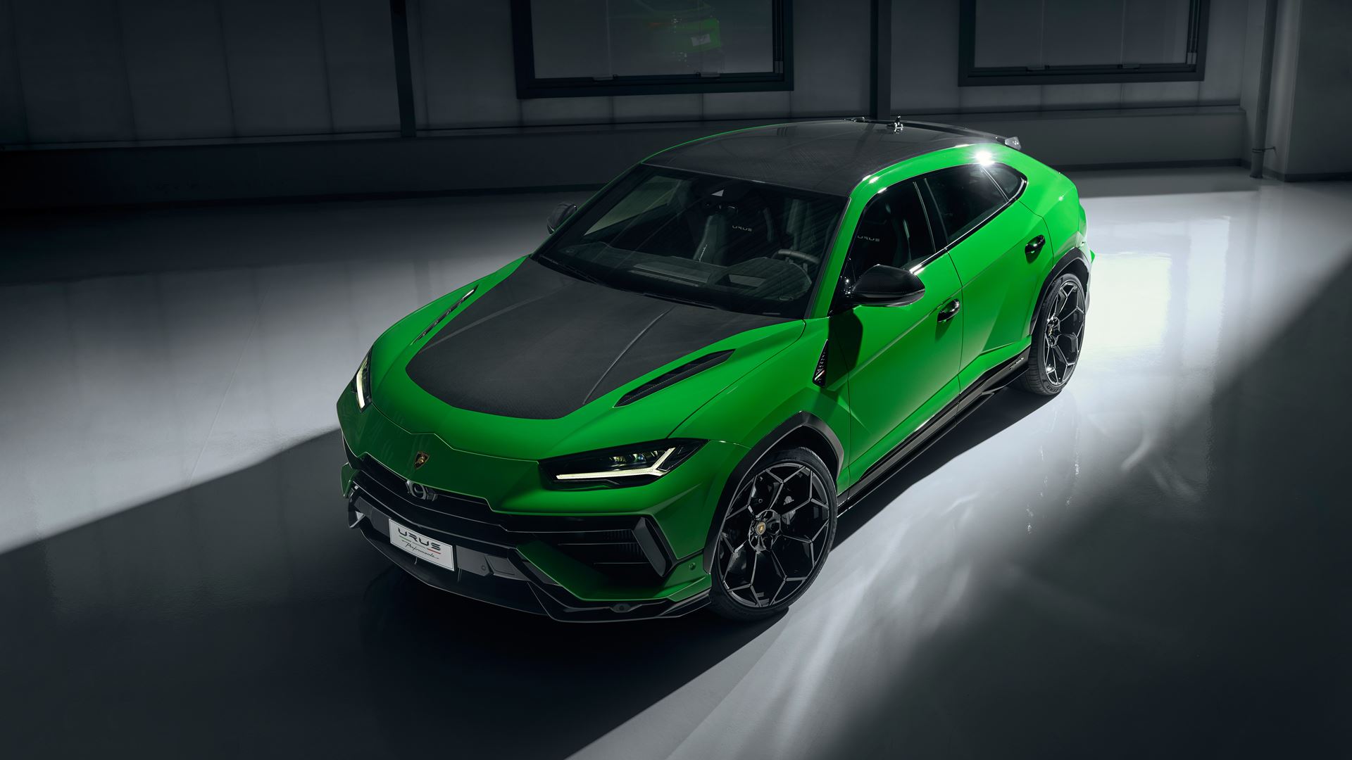 Lamborghini ra mắt siêu SUV Urus Performante trọng lượng nhẹ hơn nhưng công suất mạnh mẽ