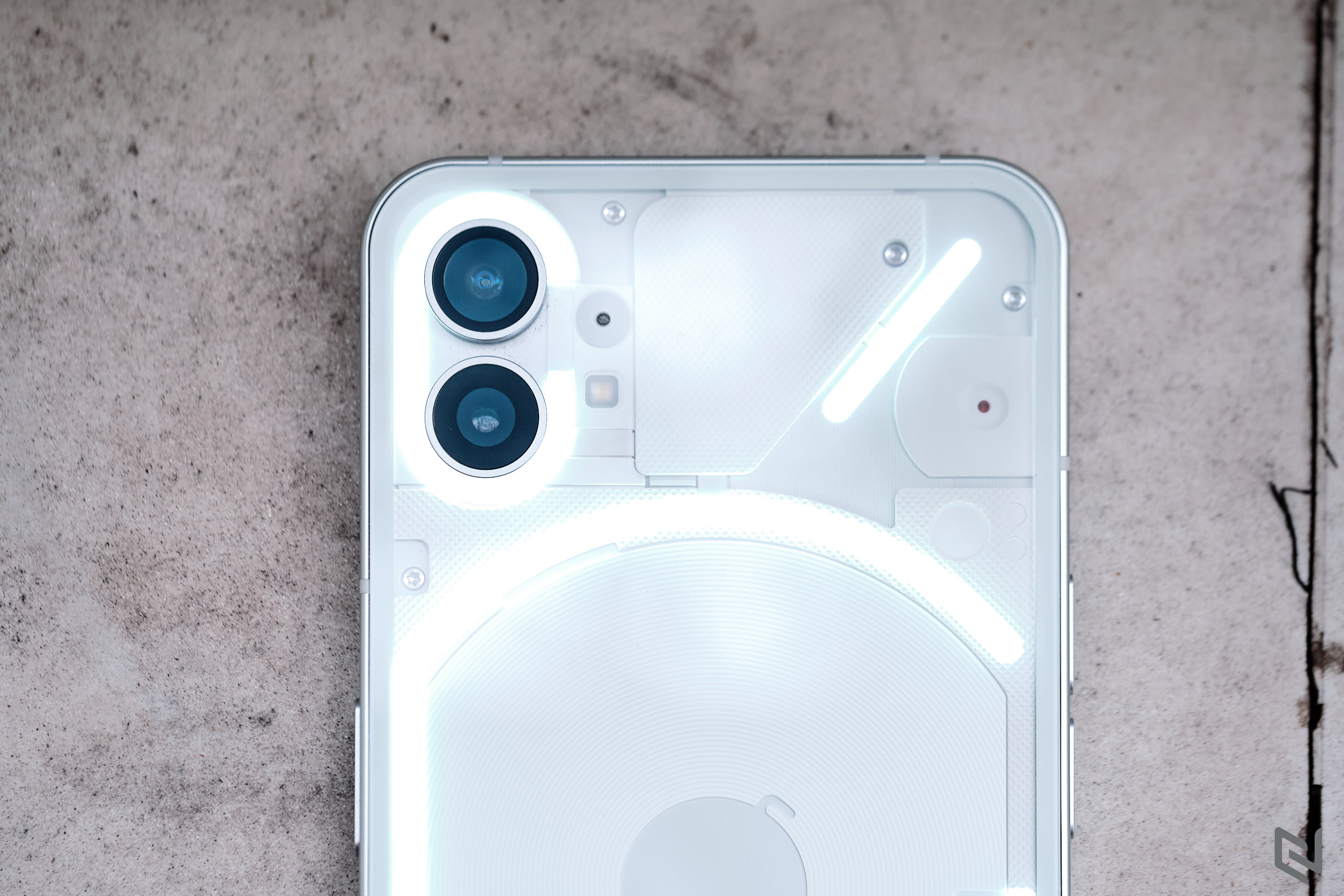 Trên tay Nothing Phone 1: Mặt lưng ấn tượng, thiết kế đẹp, cấu hình tầm trung