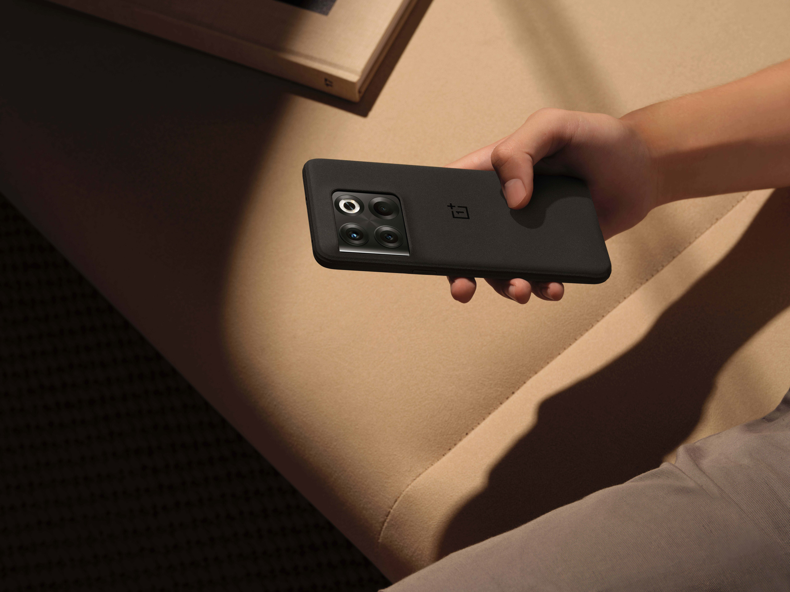 OnePlus 10T 5G ra mắt: Snapdragon 8+ Gen 1, sạc nhanh 150W, giá từ 15,990,000 VND
