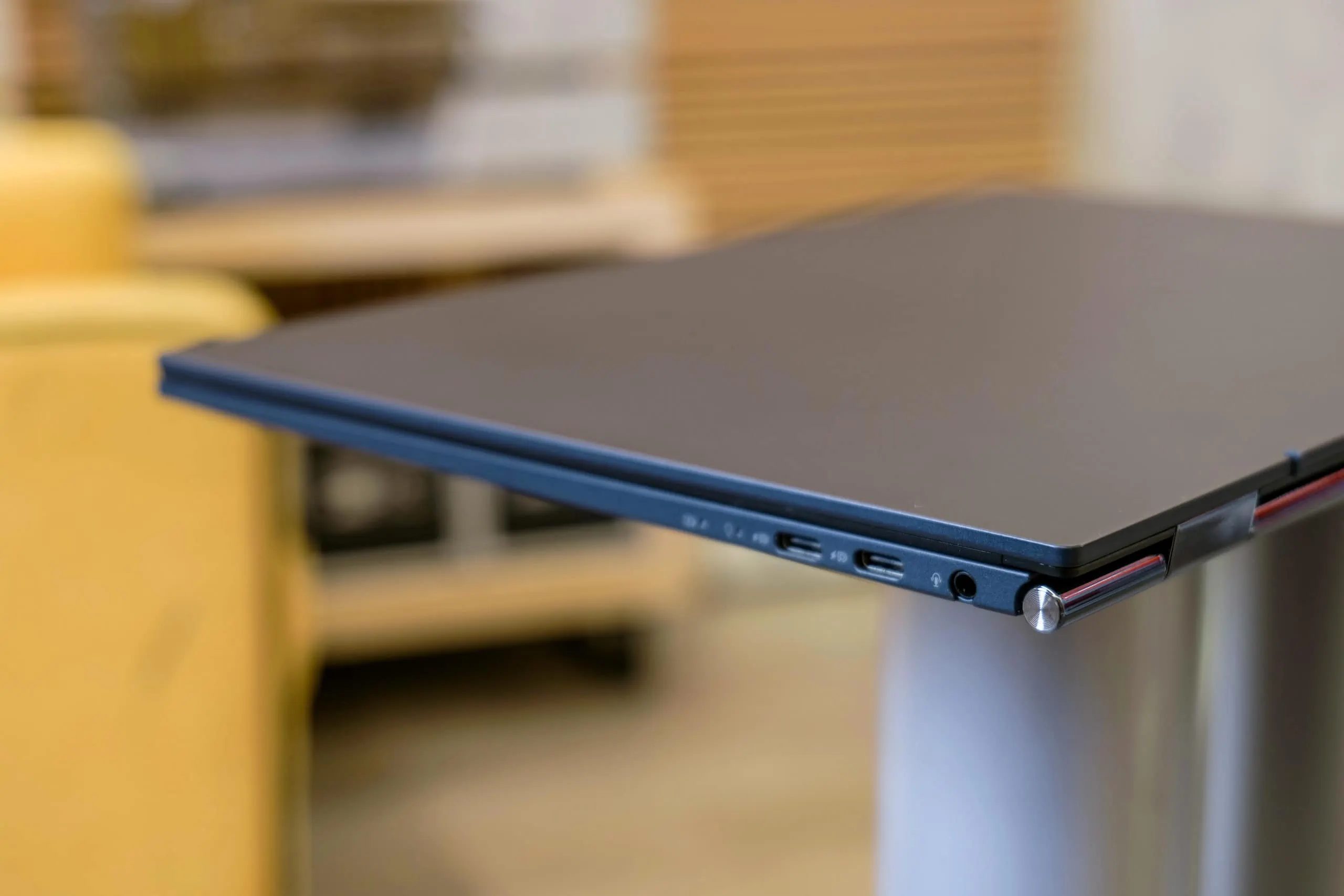 ASUS ZenBook S 13 OLED - Chiếc laptop nhỏ gọn, mỏng nhẹ nhưng rất mạnh mẽ với AMD Ryzen 6000 Series