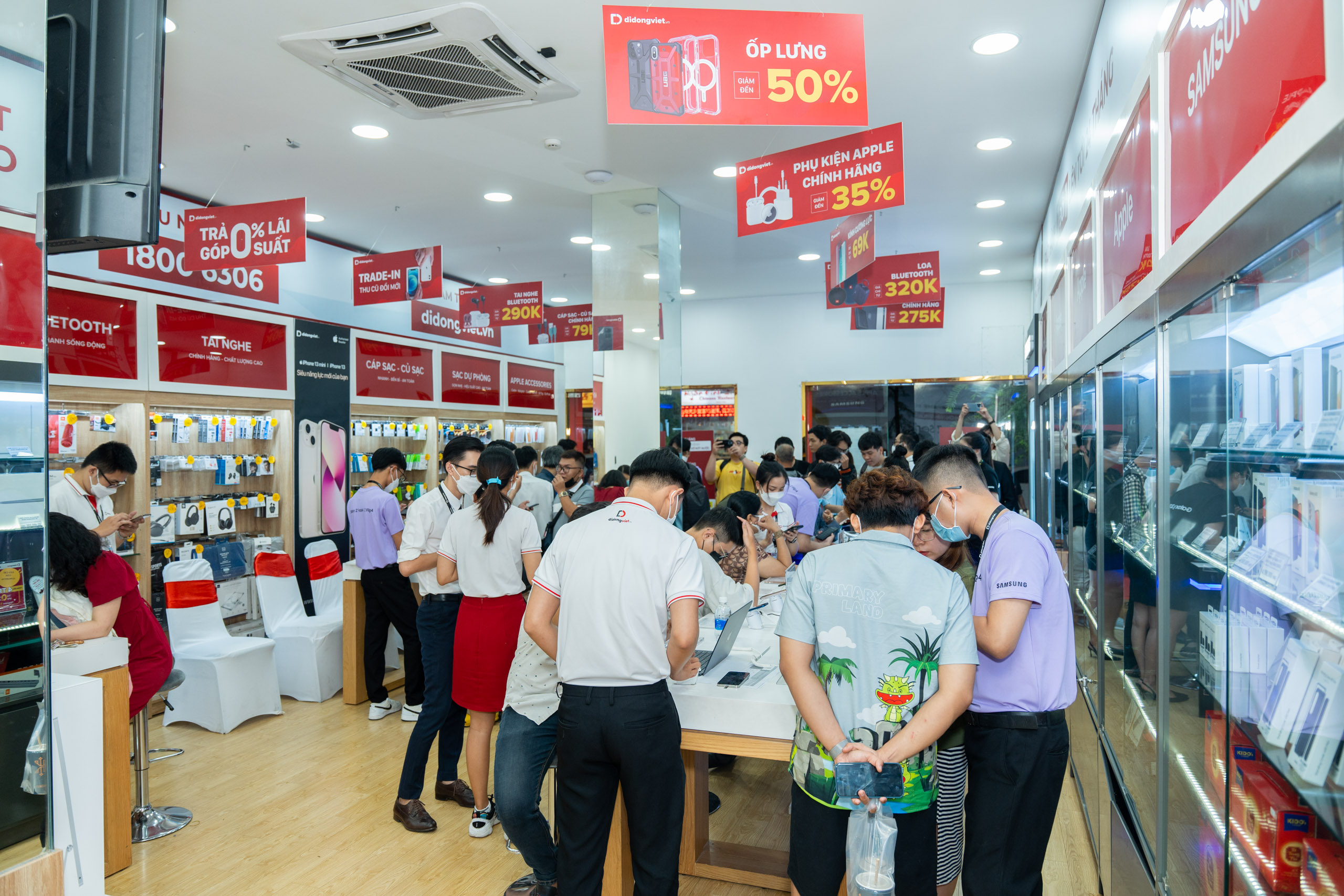 Di Động Việt mở bán sớm Galaxy Z mới ngay trong đêm, siêu phẩm đến tay hơn 500 khách hàng