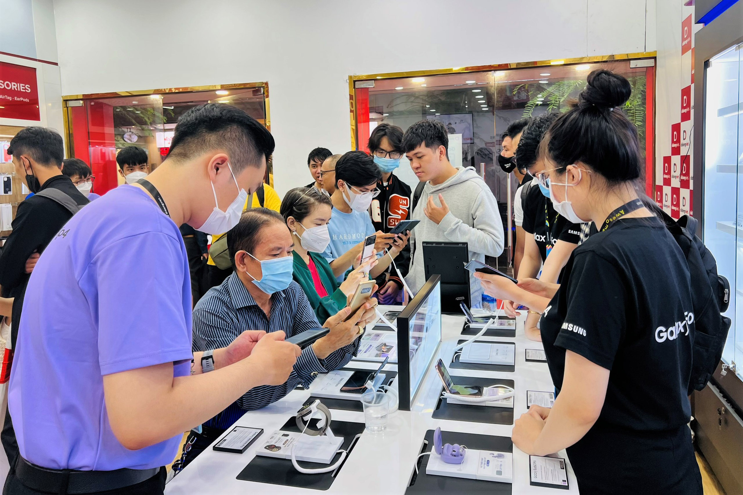 Di Động Việt mở bán sớm Galaxy Z mới ngay trong đêm, siêu phẩm đến tay hơn 500 khách hàng