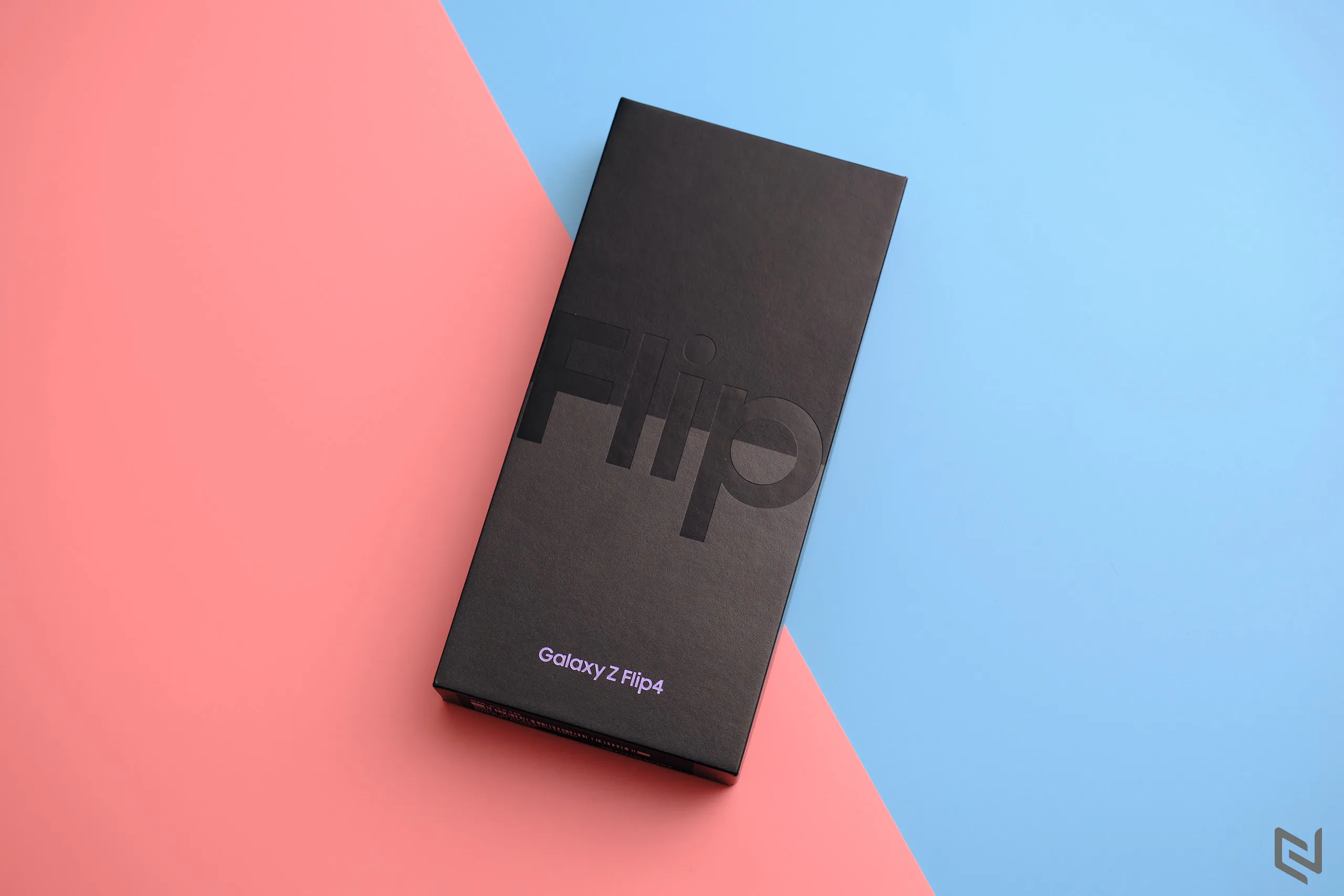 Mở hộp Galaxy Z Flip4 tại Việt Nam: Thiết kế vỏ sò tiếp tục là điểm nhấn, linh hoạt theo mọi nhu cầu với FlexMode