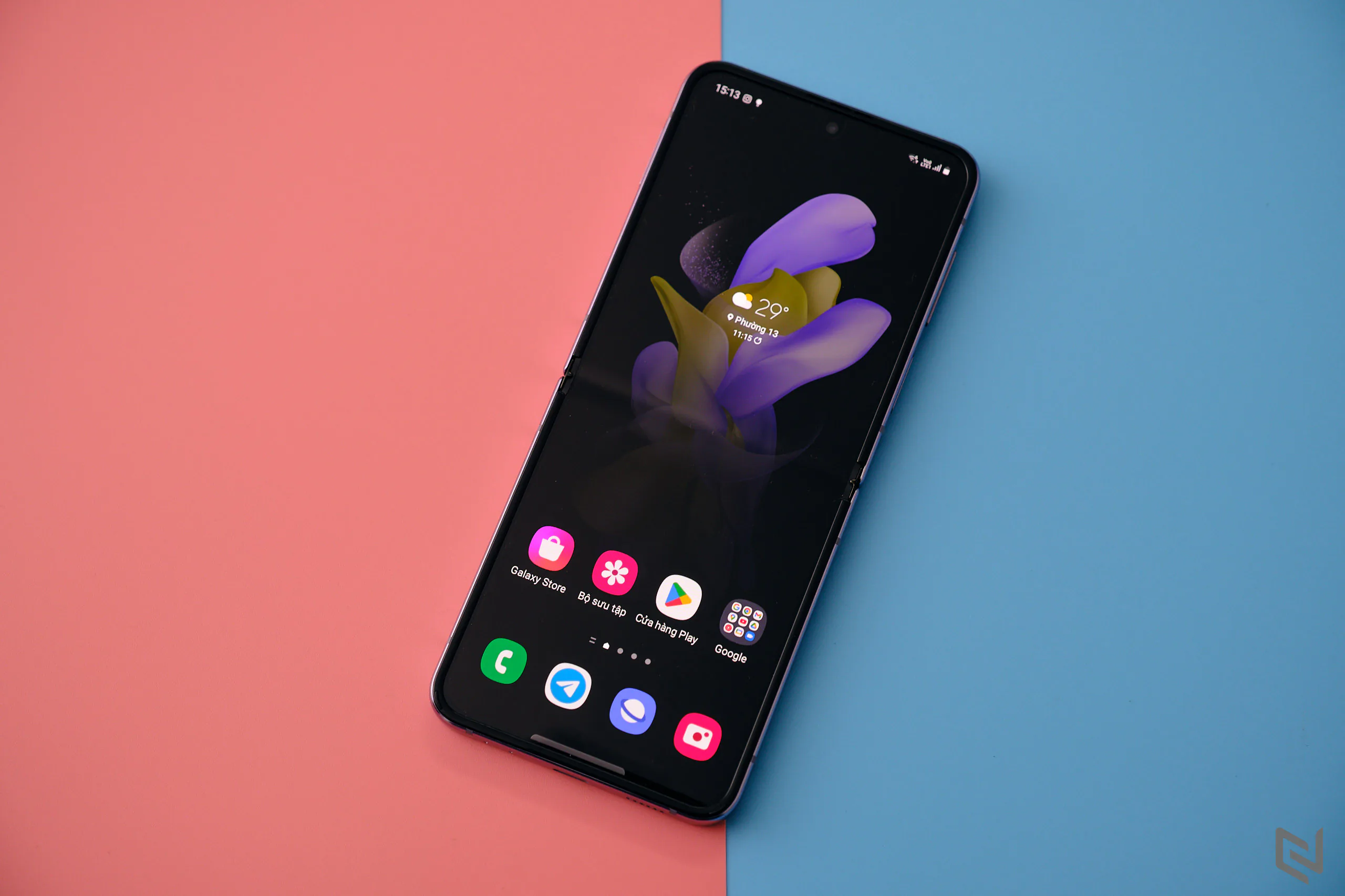 Mở hộp Galaxy Z Flip4 tại Việt Nam: Thiết kế vỏ sò tiếp tục là điểm nhấn, linh hoạt theo mọi nhu cầu với FlexMode