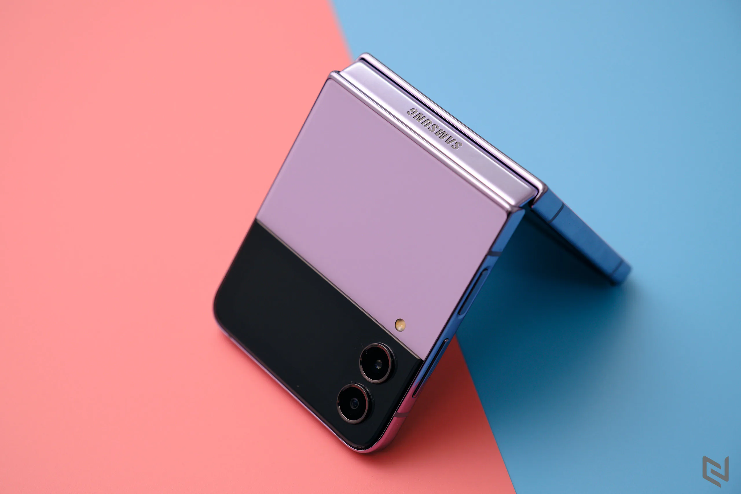 Mở hộp Galaxy Z Flip4 tại Việt Nam: Thiết kế vỏ sò tiếp tục là điểm nhấn, linh hoạt theo mọi nhu cầu với FlexMode