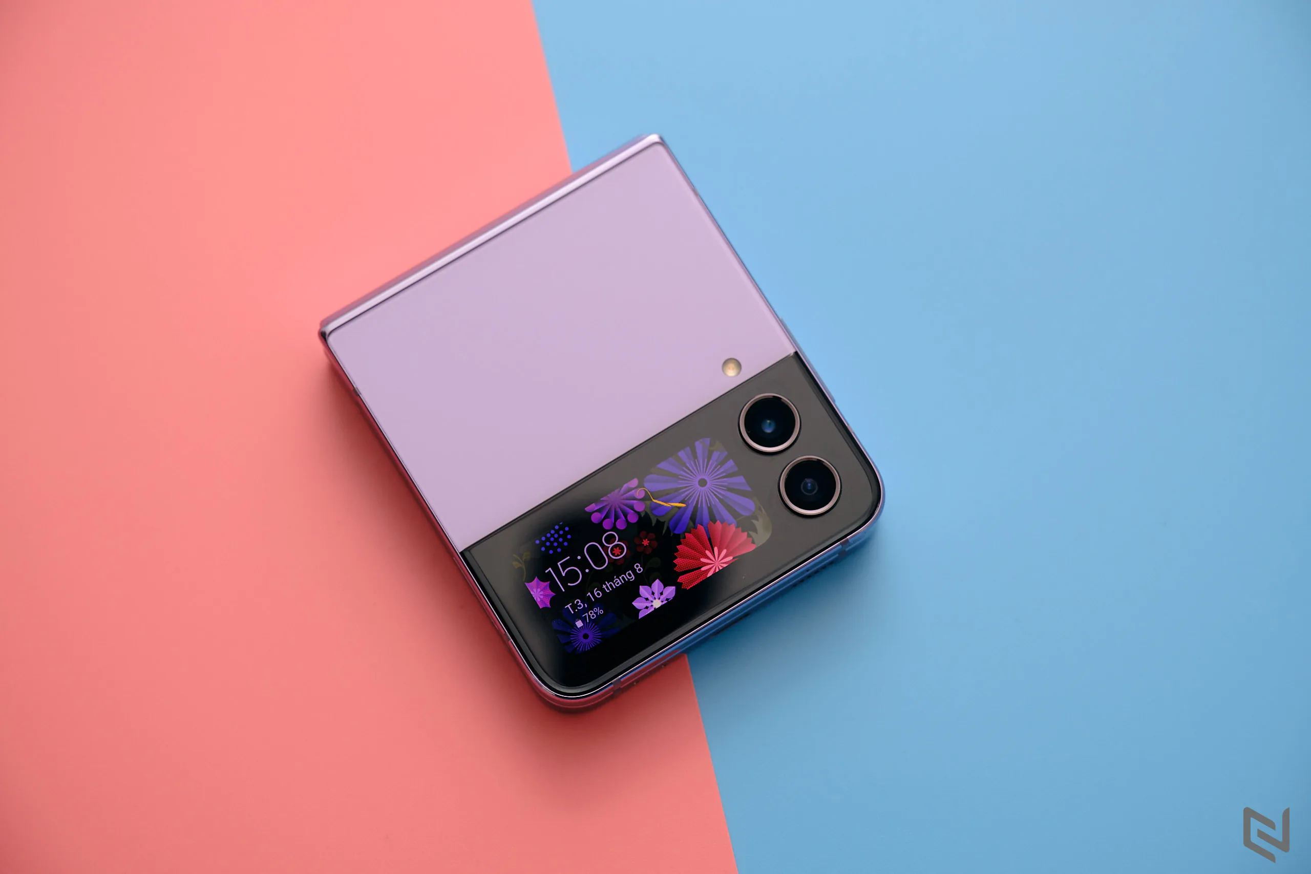 Mở hộp Galaxy Z Flip4 tại Việt Nam: Thiết kế vỏ sò tiếp tục là điểm nhấn, linh hoạt theo mọi nhu cầu với FlexMode