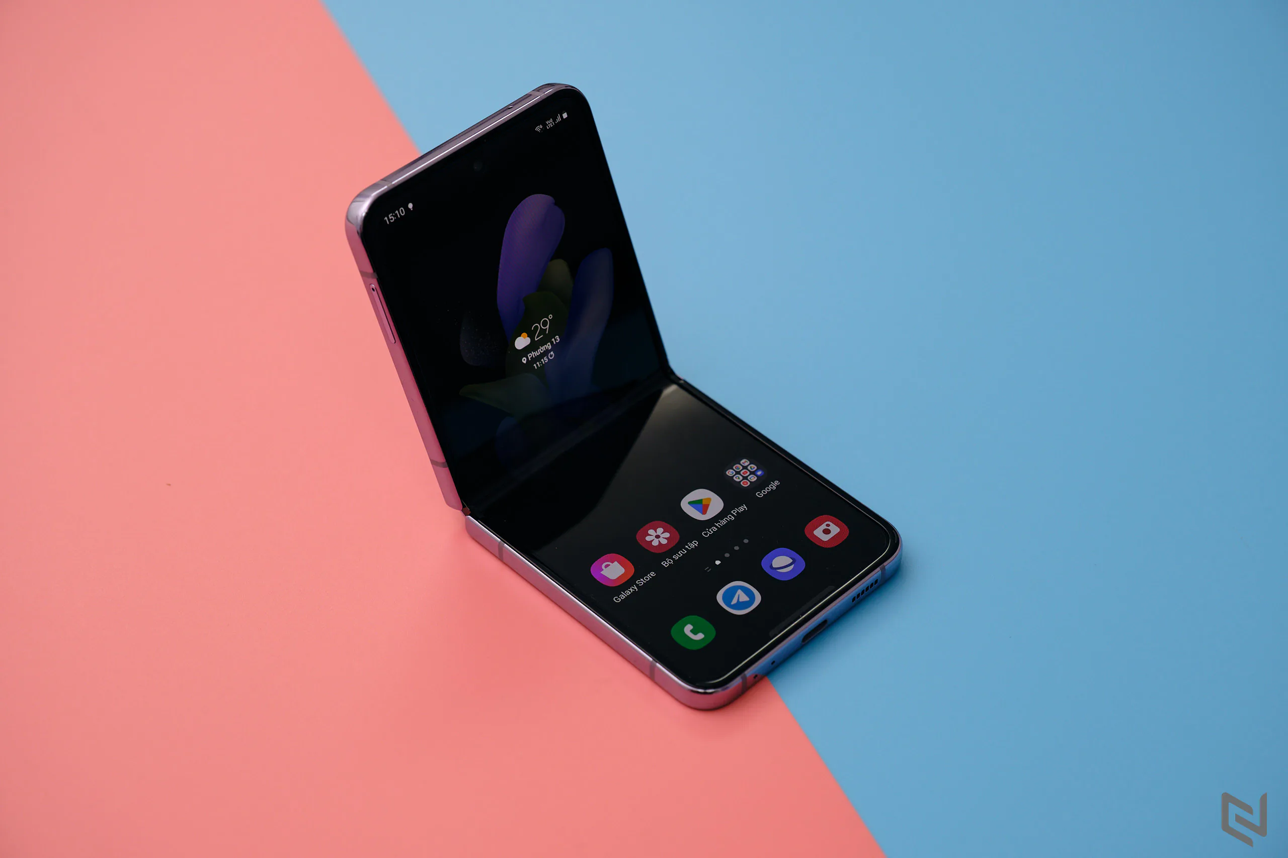 Mở hộp Galaxy Z Flip4 tại Việt Nam: Thiết kế vỏ sò tiếp tục là điểm nhấn, linh hoạt theo mọi nhu cầu với FlexMode