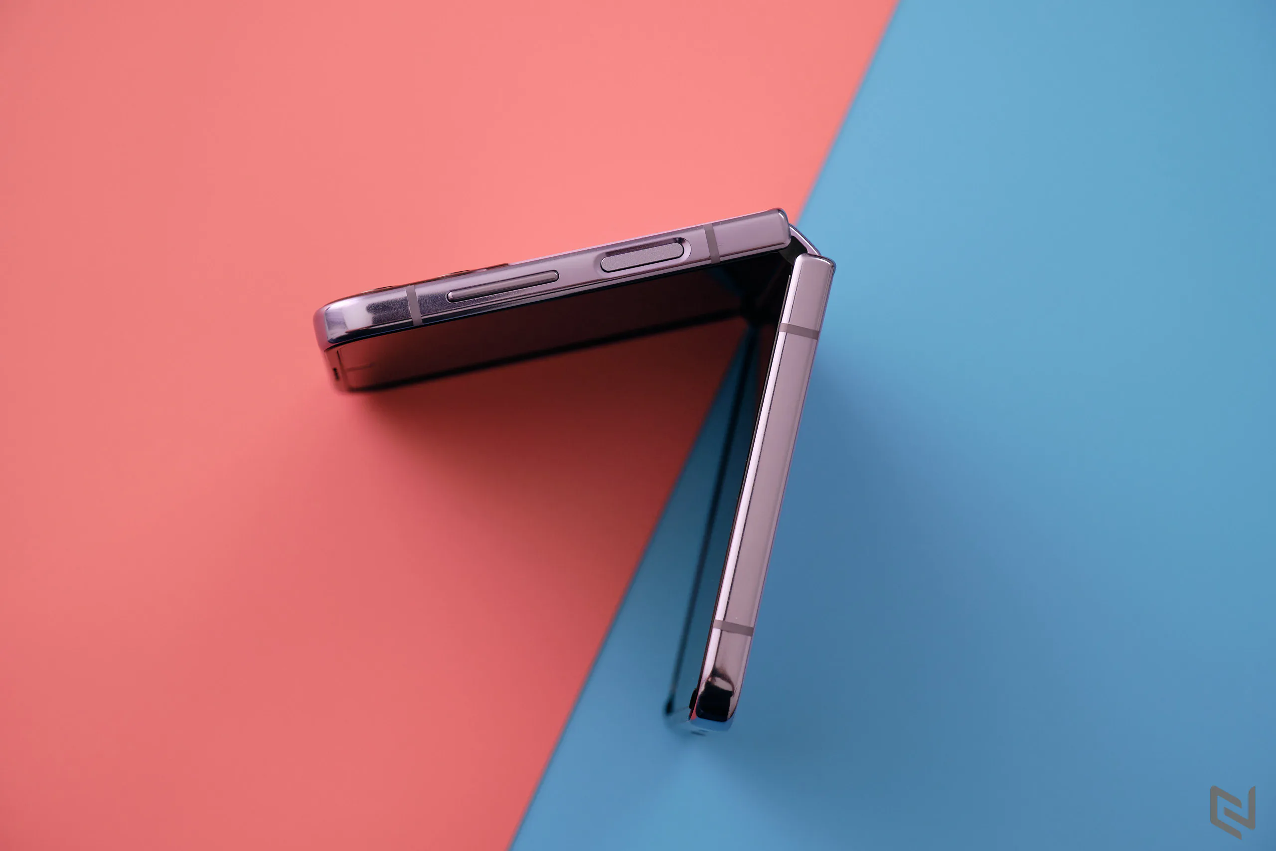Mở hộp Galaxy Z Flip4 tại Việt Nam: Thiết kế vỏ sò tiếp tục là điểm nhấn, linh hoạt theo mọi nhu cầu với FlexMode