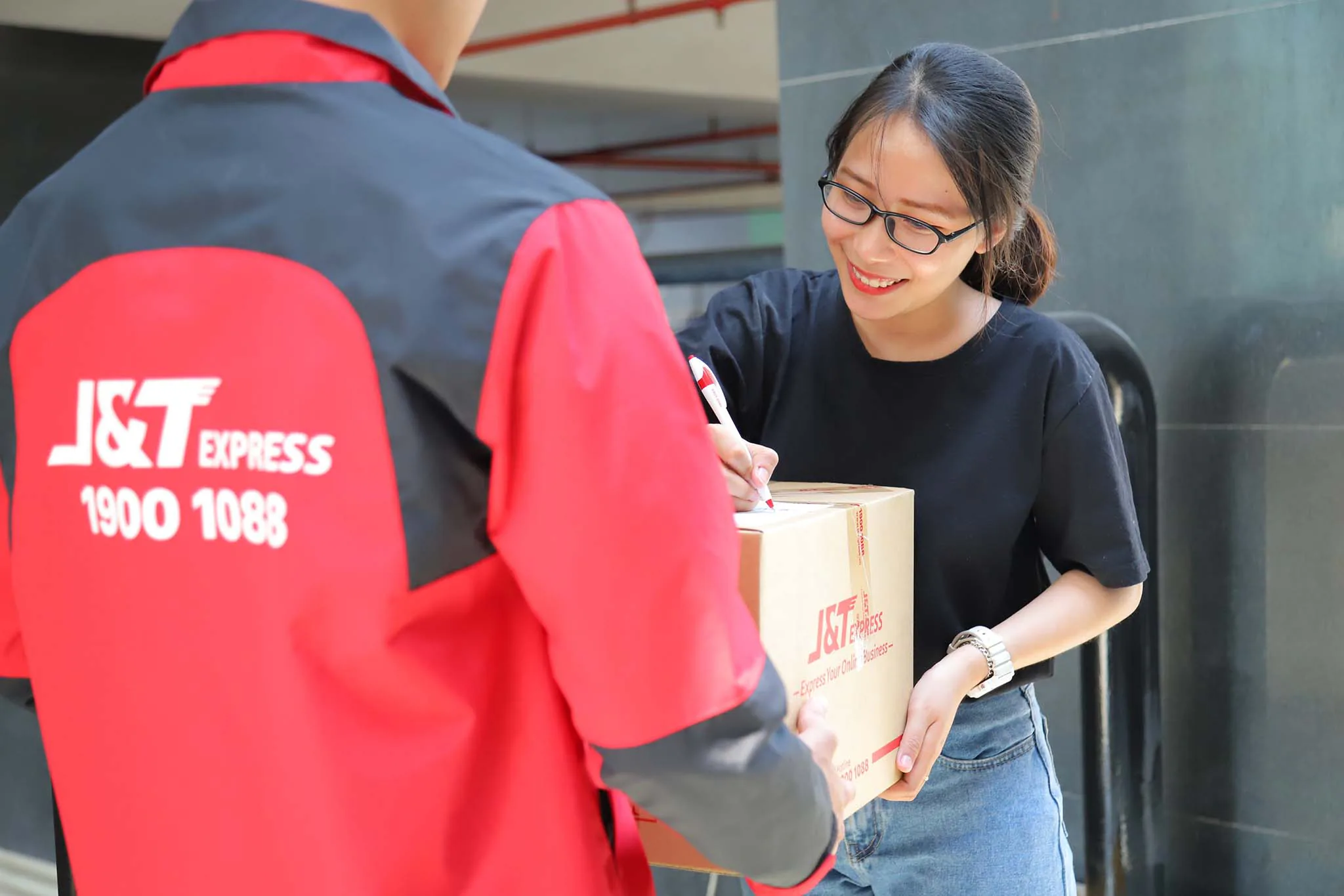 Khi doanh nghiệp chuyển phát nhanh ý thức được vai trò cầu nối giữa người bán online và khách hàng