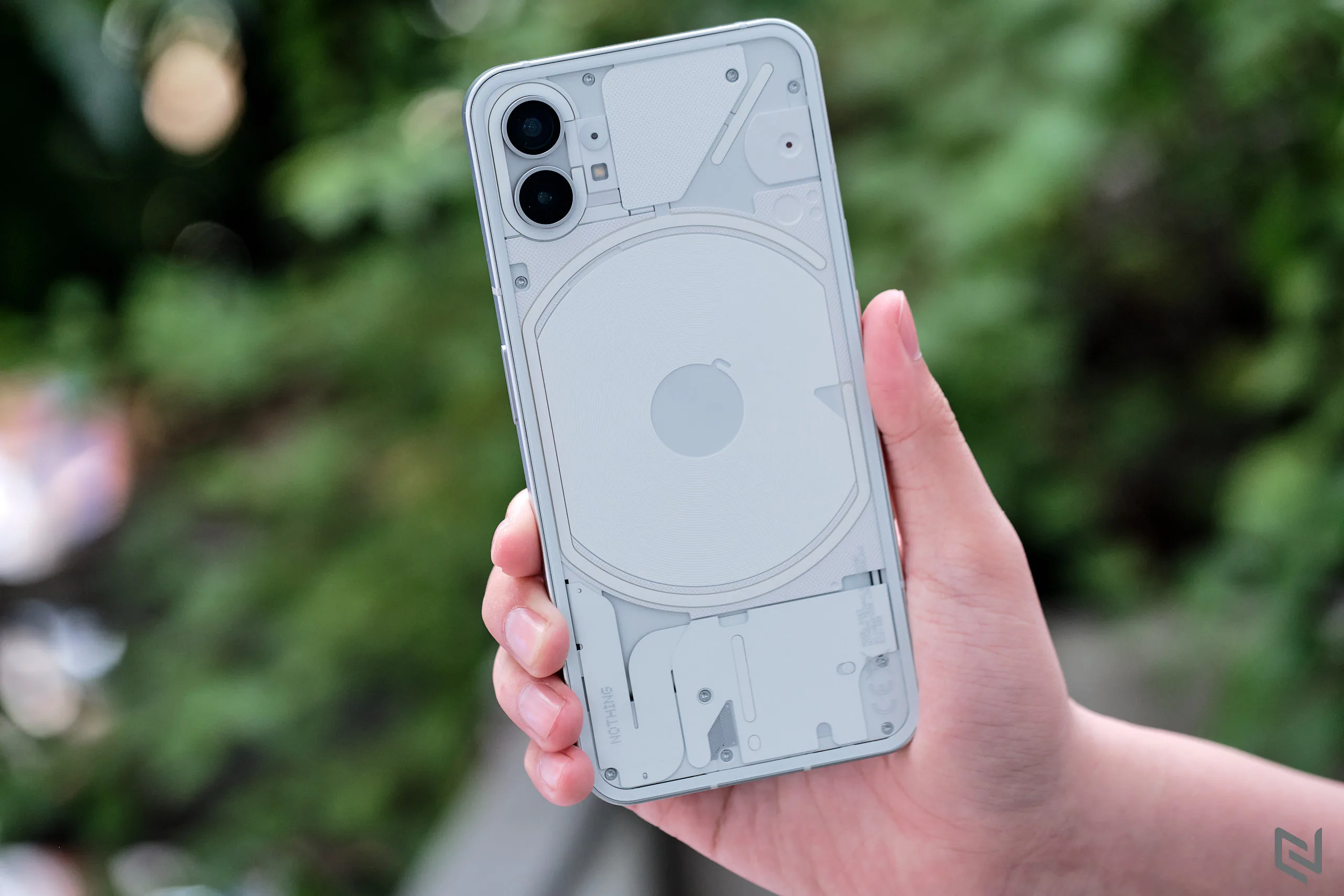 Trên tay Nothing Phone 1: Mặt lưng ấn tượng, thiết kế đẹp, cấu hình tầm trung