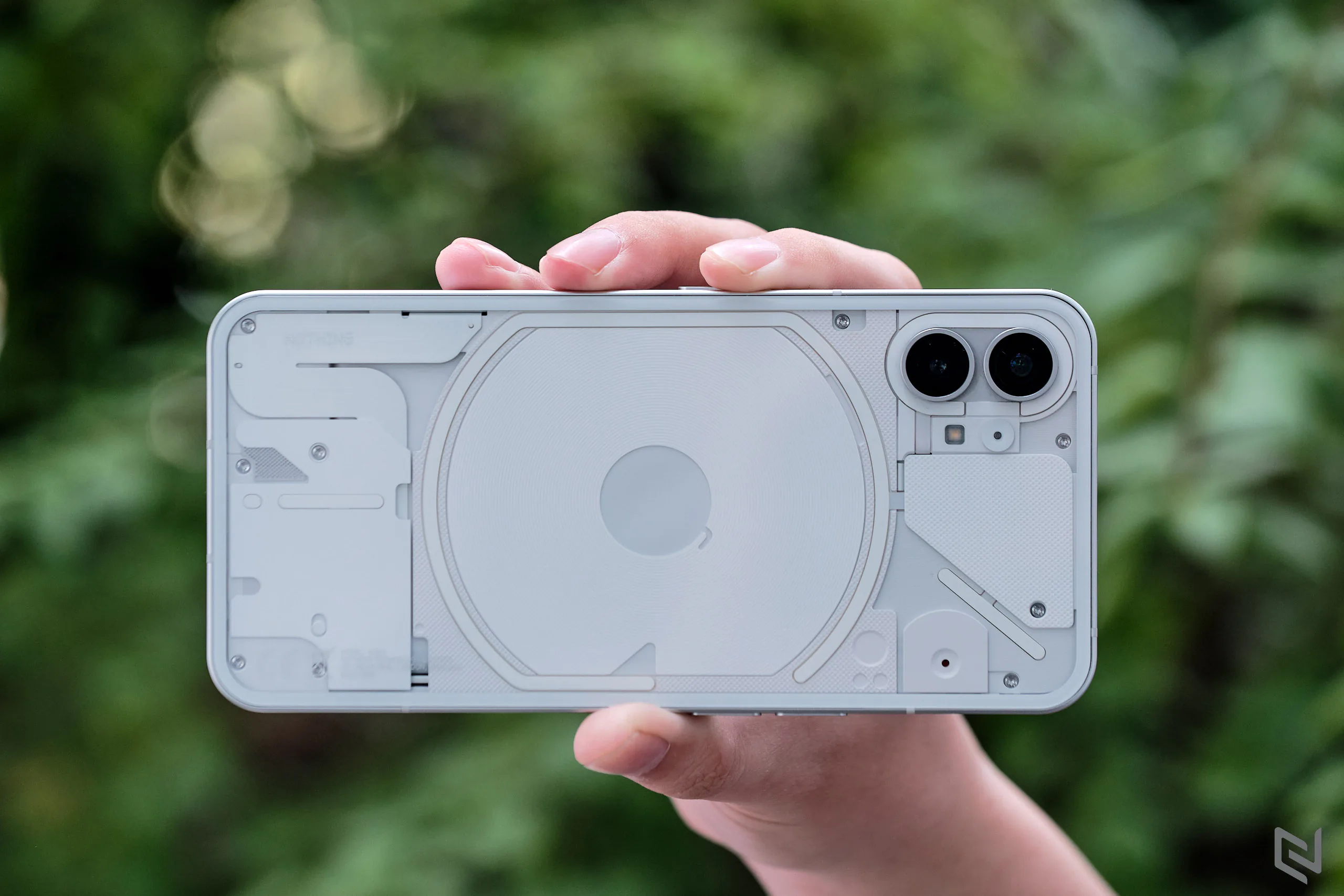 Trên tay Nothing Phone 1: Mặt lưng ấn tượng, thiết kế đẹp, cấu hình tầm trung