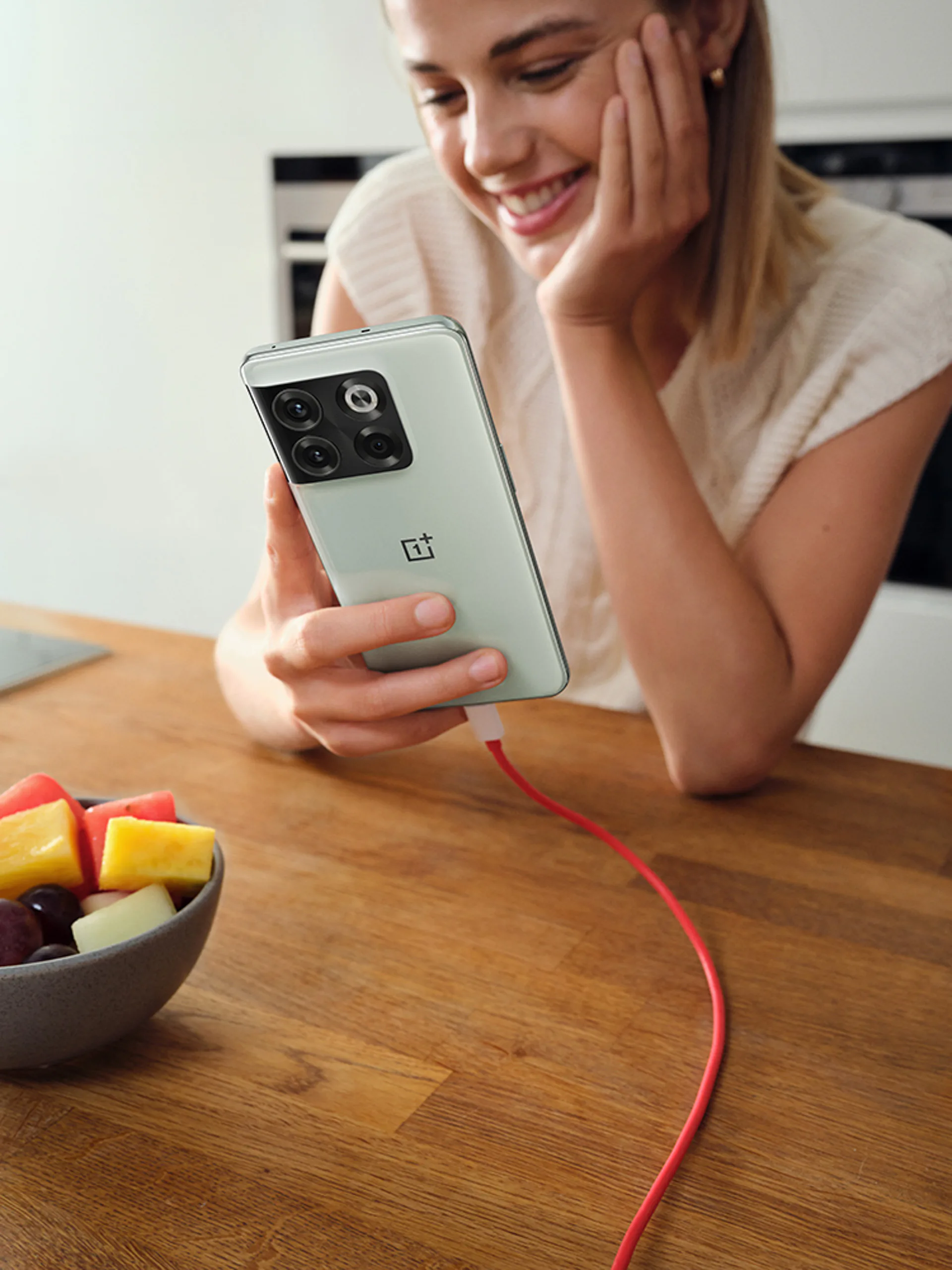 OnePlus 10T 5G ra mắt: Snapdragon 8+ Gen 1, sạc nhanh 150W, giá từ 15,990,000 VND