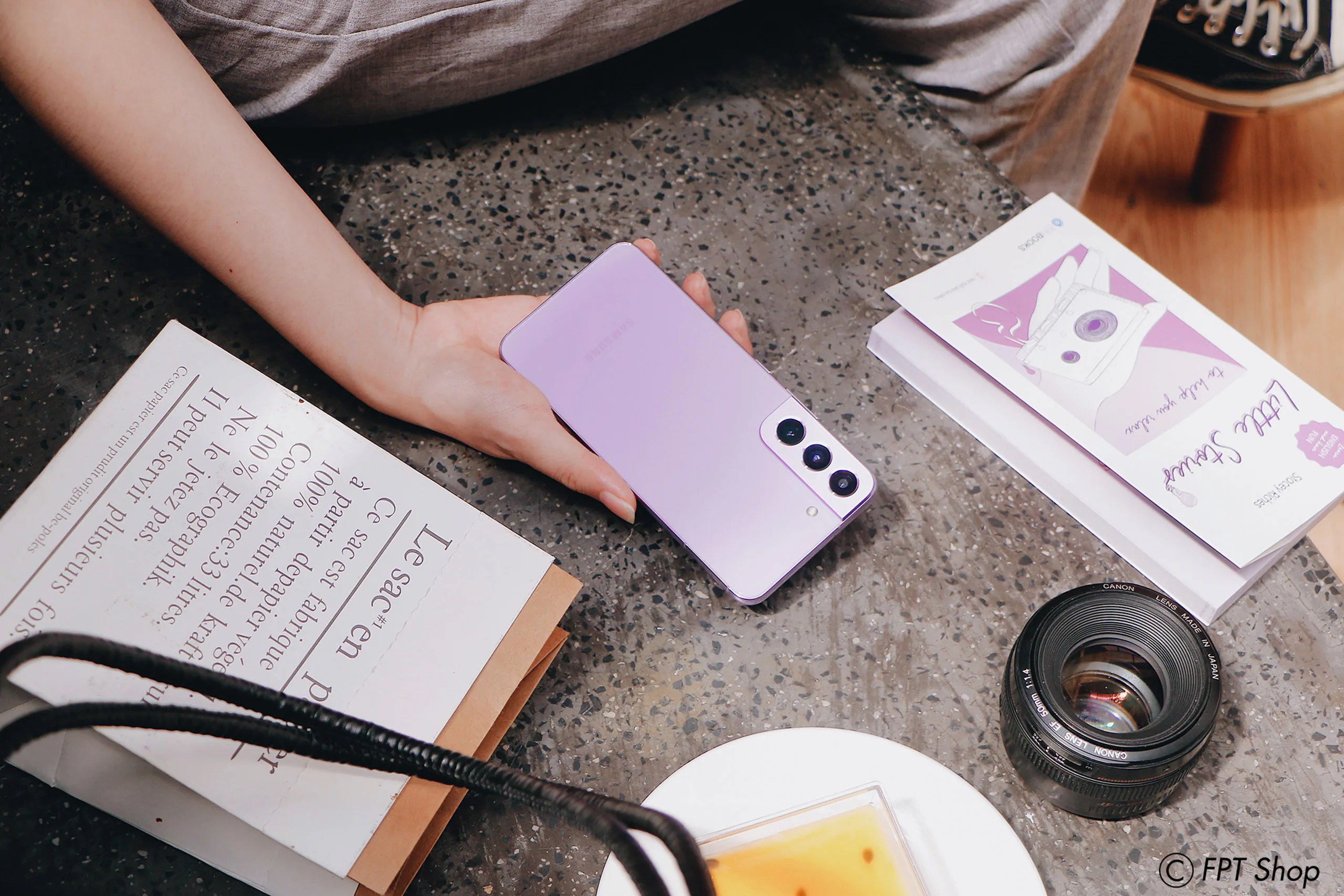 FPT Shop náo nhiệt ngày mở bán Galaxy S22 Bora Purple độc quyền