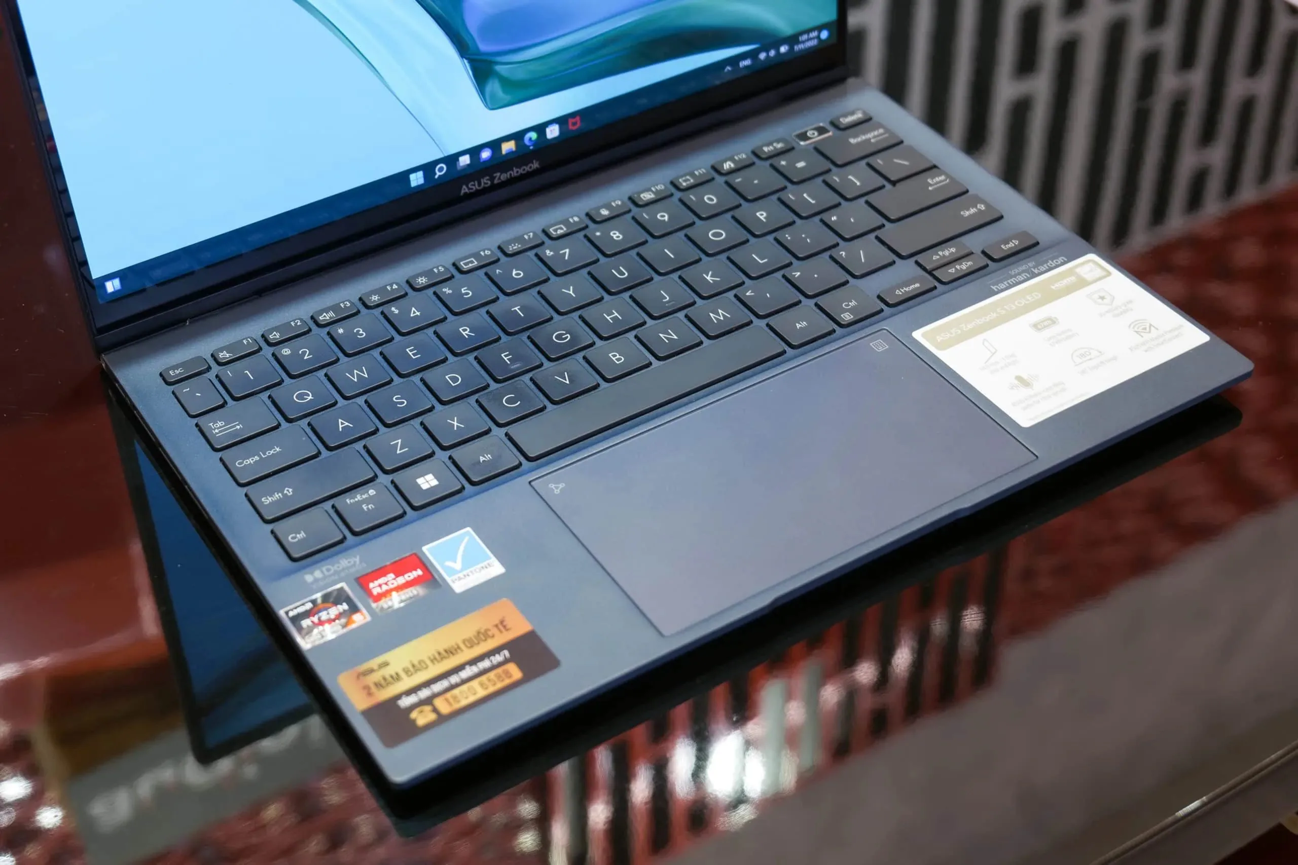 ASUS ZenBook S 13 OLED - Chiếc laptop nhỏ gọn, mỏng nhẹ nhưng rất mạnh mẽ với AMD Ryzen 6000 Series