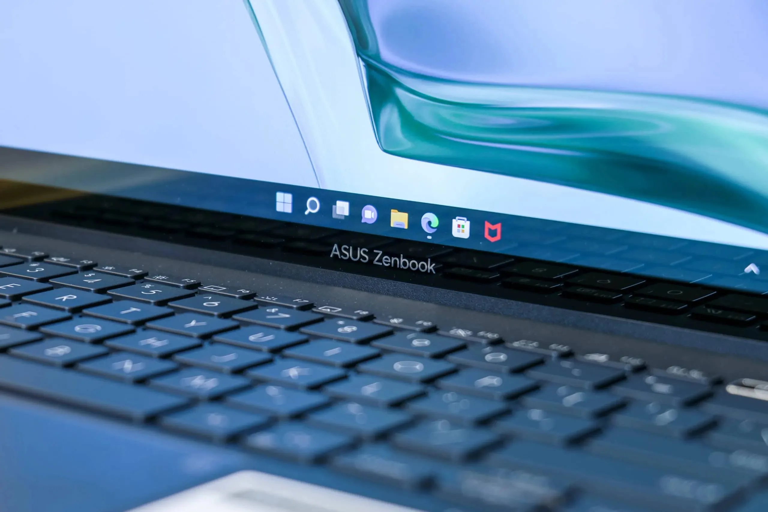 ASUS ZenBook S 13 OLED - Chiếc laptop nhỏ gọn, mỏng nhẹ nhưng rất mạnh mẽ với AMD Ryzen 6000 Series