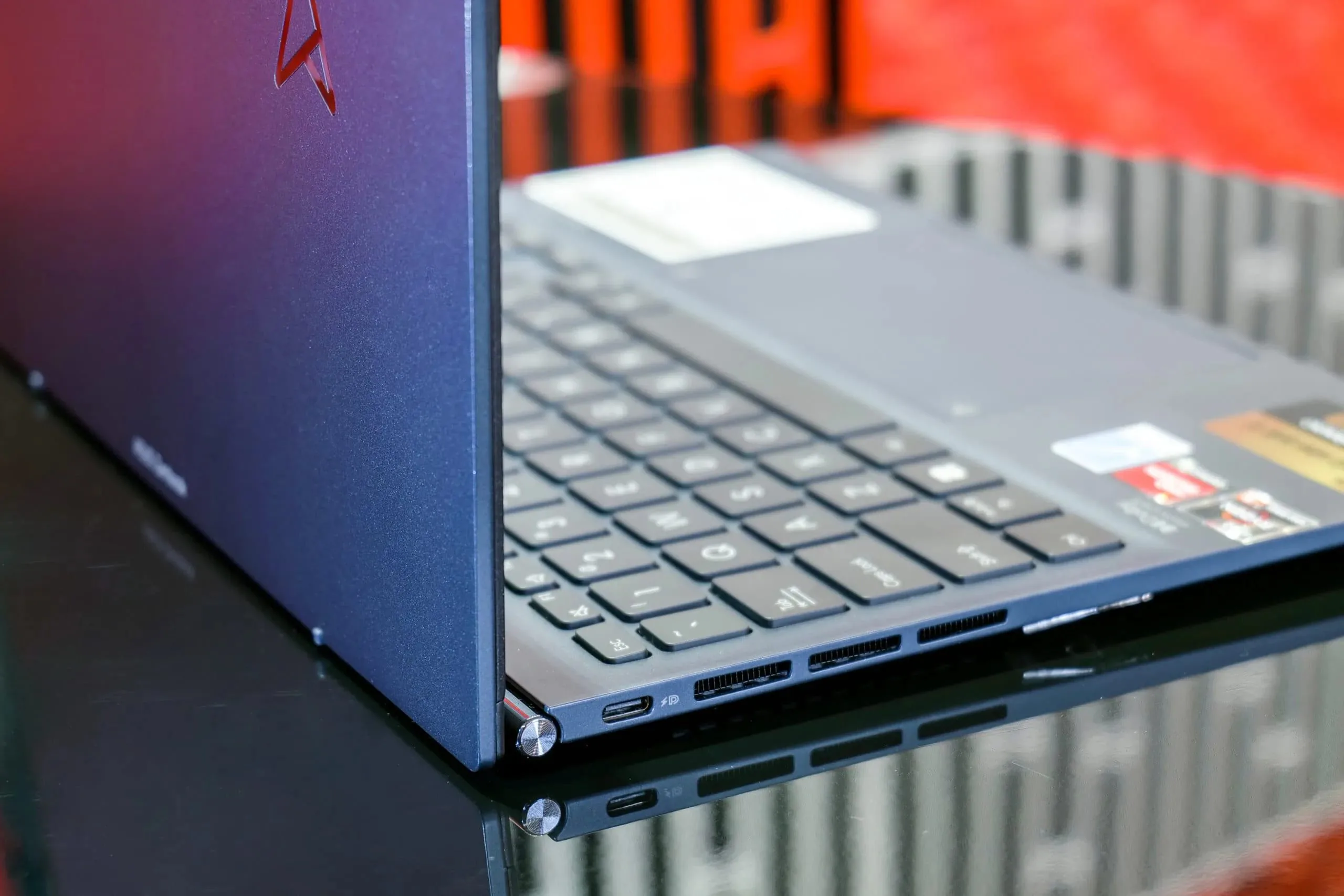 ASUS ZenBook S 13 OLED - Chiếc laptop nhỏ gọn, mỏng nhẹ nhưng rất mạnh mẽ với AMD Ryzen 6000 Series