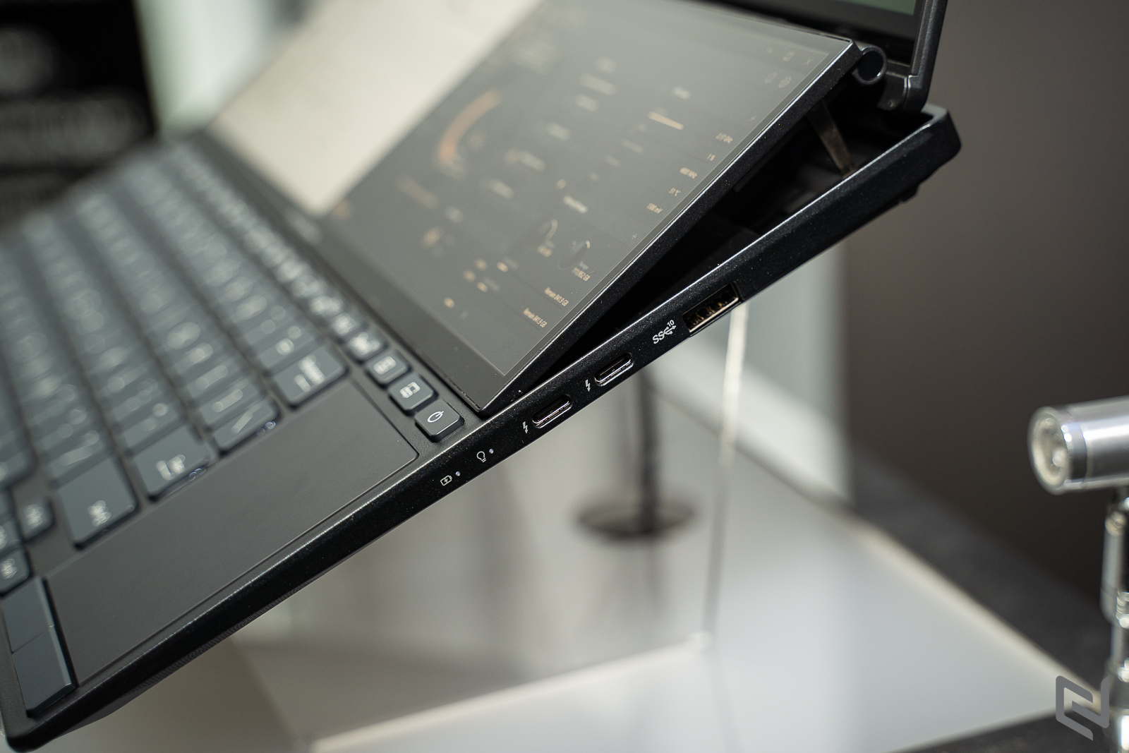 Trên tay laptop Zenbook Pro 14 Duo OLED với thiết kế 2 màn hình sắc nét và hiệu năng mạnh mẽ cho người dùng sáng tạo