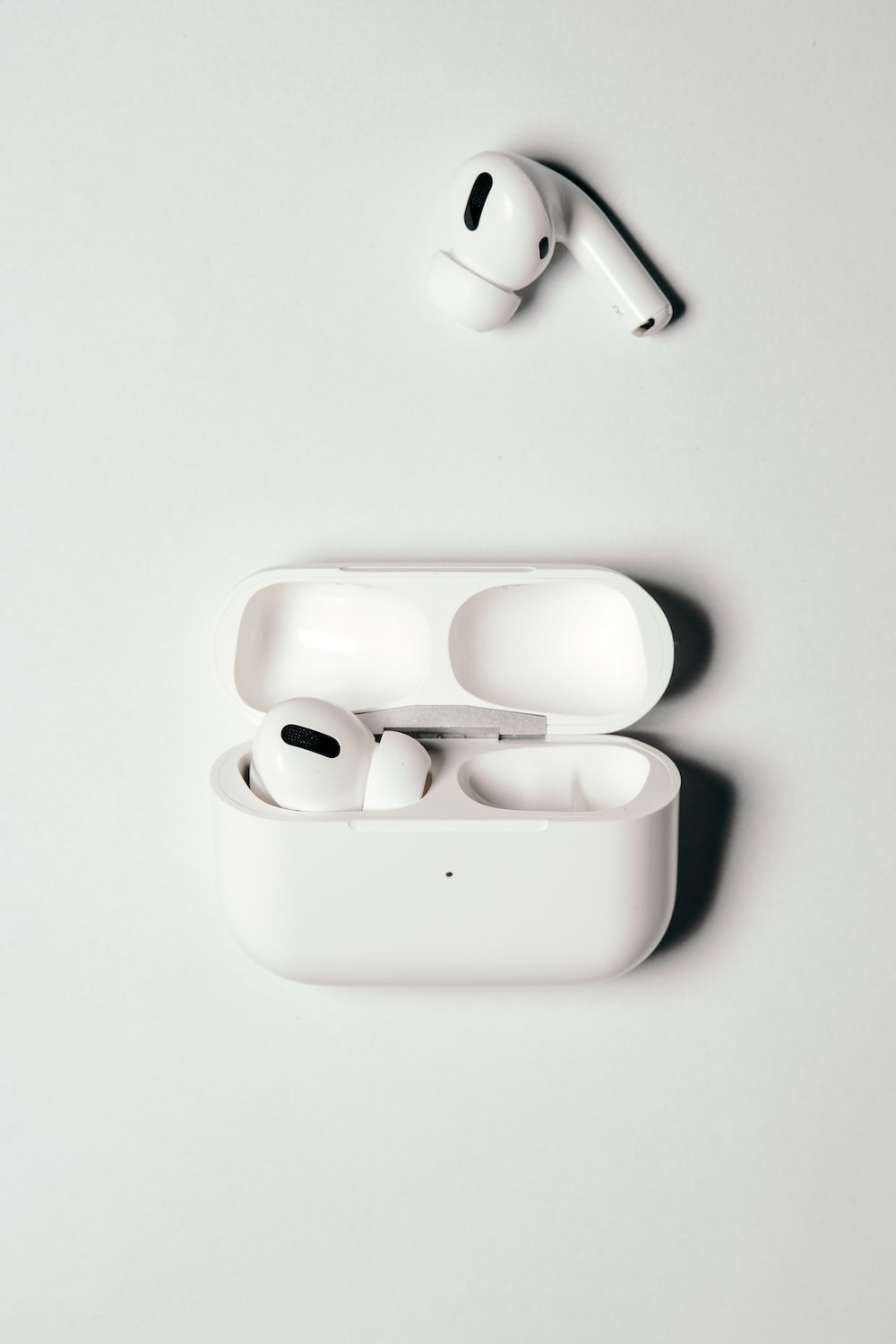 So sánh AirPods Pro 2 với AirPods Pro 1, Apple đem đến nâng cấp gì cho tai nghe thế hệ mới của họ?