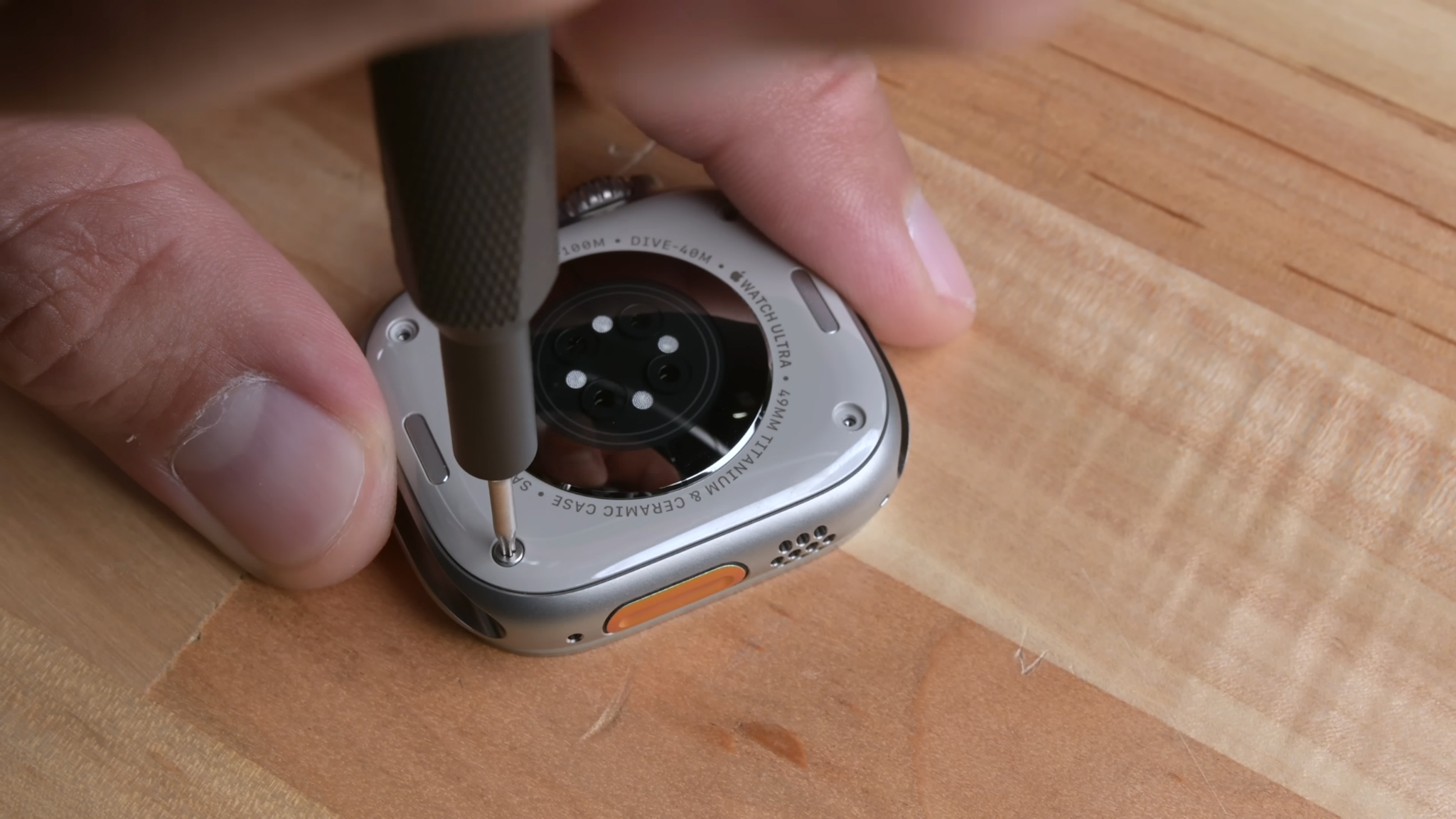 Tháo tung Apple Watch Ultra cùng iFixit: Đẹp và cứng cáp, nhưng khó sửa chữa