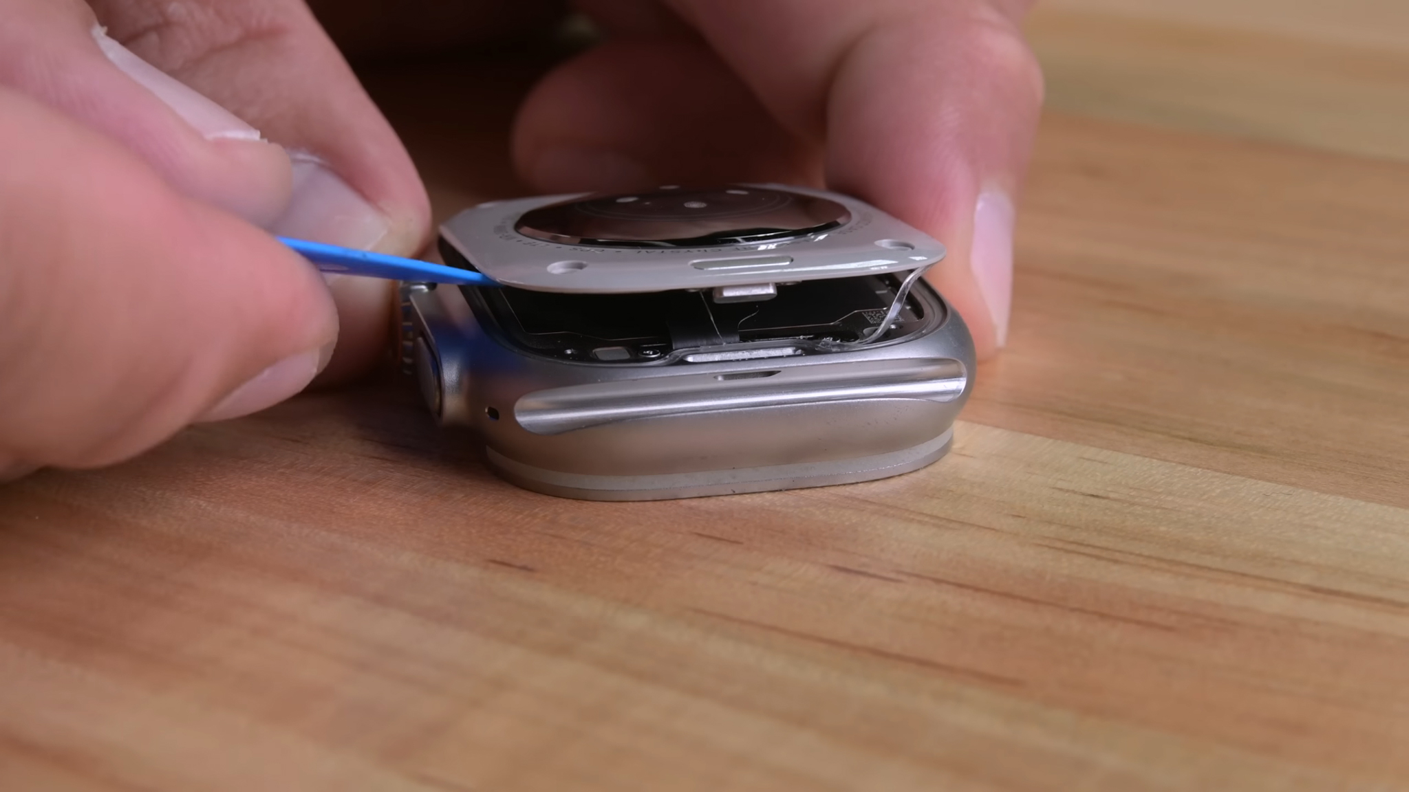 Tháo tung Apple Watch Ultra cùng iFixit: Đẹp và cứng cáp, nhưng khó sửa chữa