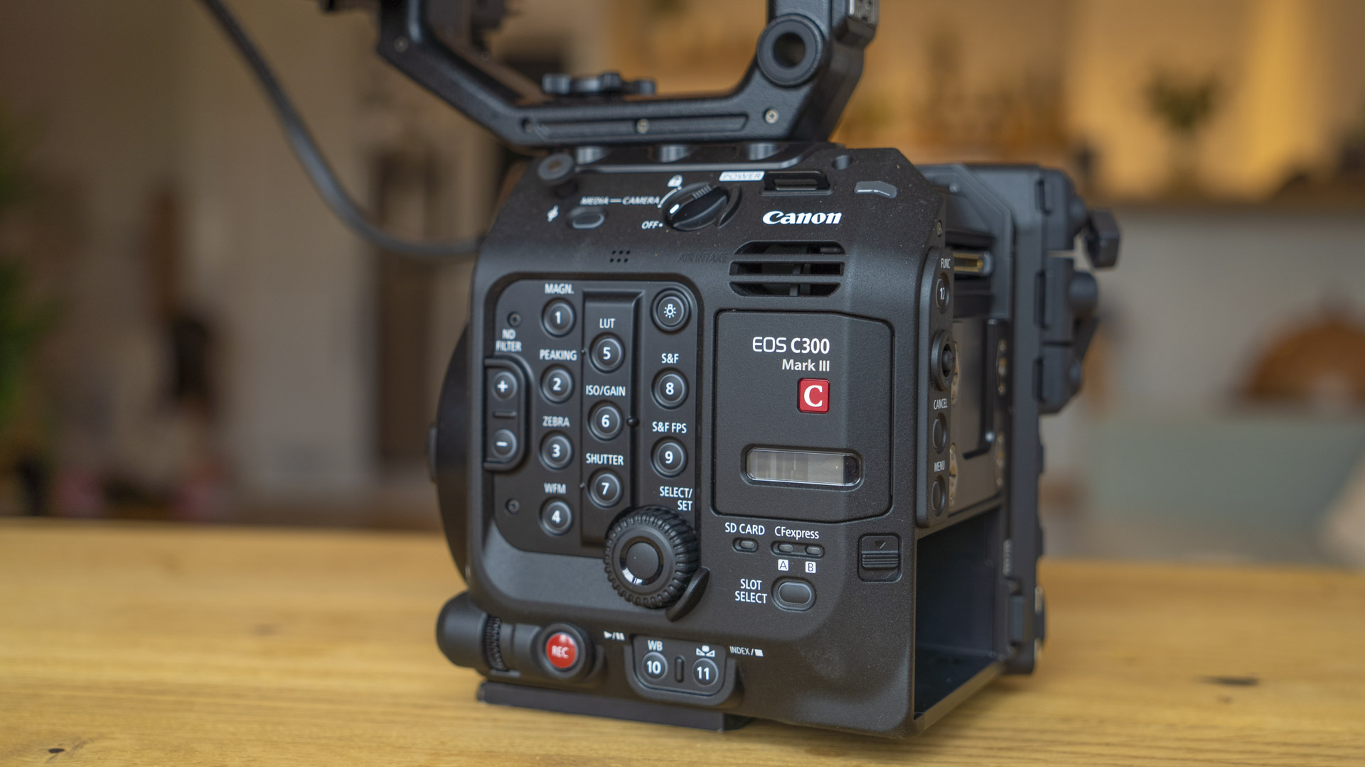 Canon ra mắt thiết bị mở rộng chức năng cho các máy quay chuyên nghiệp hỗ trợ cho phát sóng trực tiếp