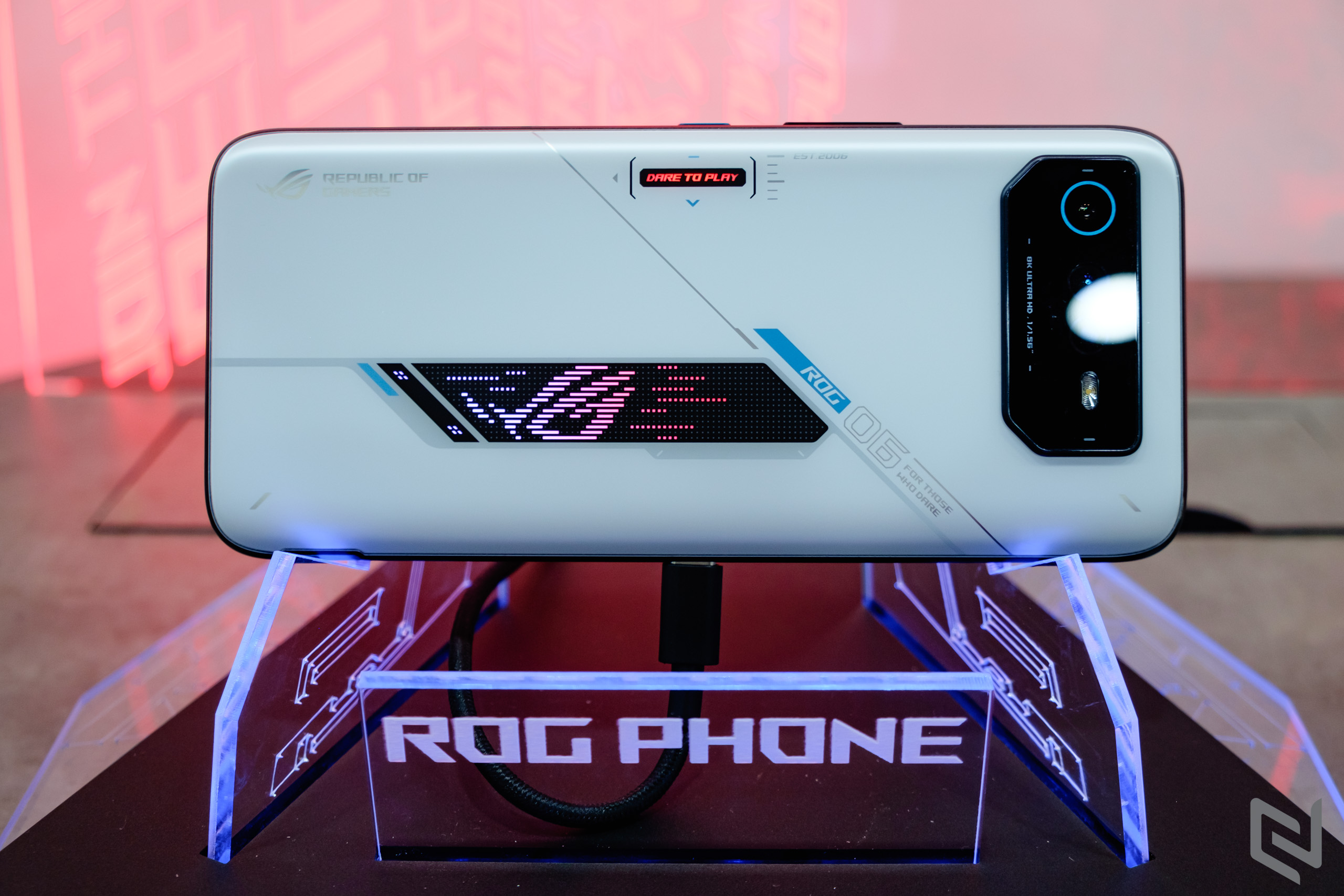 Trên tay gaming phone ROG Phone 6, một trong những smartphone chơi game mát mẻ nhất hiện nay