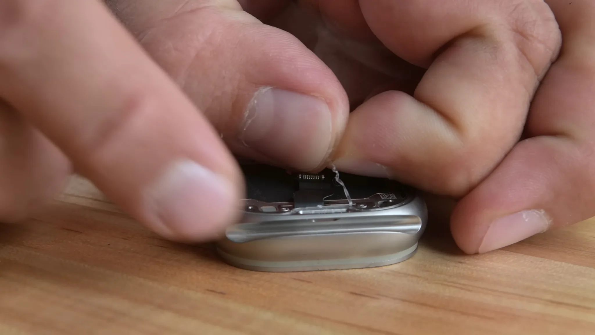Tháo tung Apple Watch Ultra cùng iFixit: Đẹp và cứng cáp, nhưng khó sửa chữa