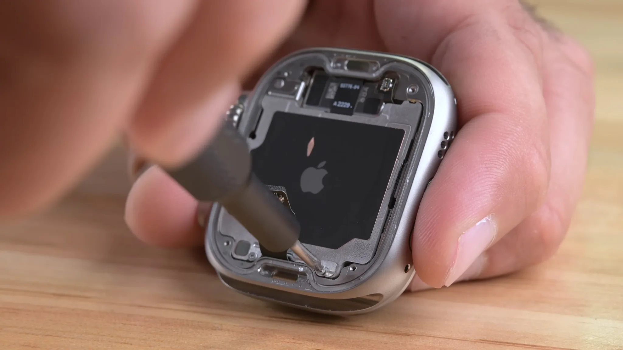 Tháo tung Apple Watch Ultra cùng iFixit: Đẹp và cứng cáp, nhưng khó sửa chữa