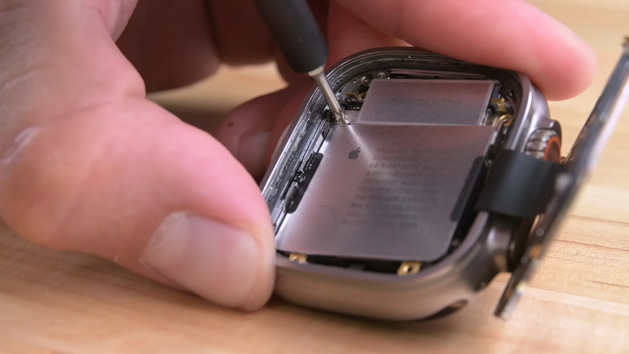 Tháo tung Apple Watch Ultra cùng iFixit: Đẹp và cứng cáp, nhưng khó sửa chữa