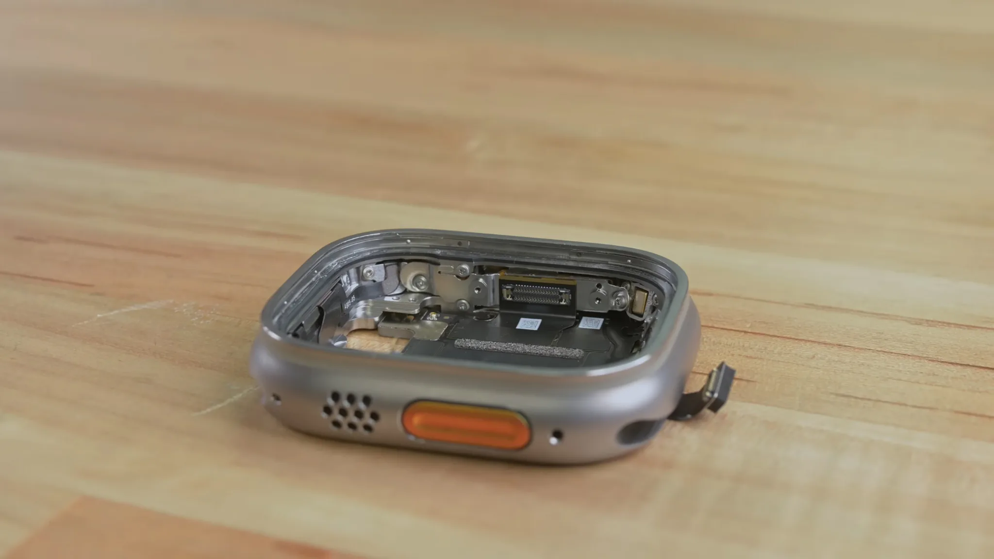Tháo tung Apple Watch Ultra cùng iFixit: Đẹp và cứng cáp, nhưng khó sửa chữa