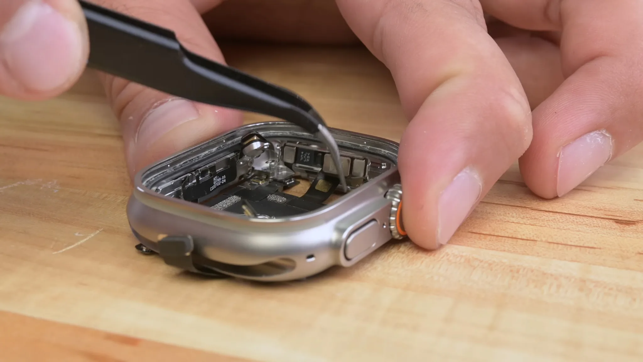 Tháo tung Apple Watch Ultra cùng iFixit: Đẹp và cứng cáp, nhưng khó sửa chữa