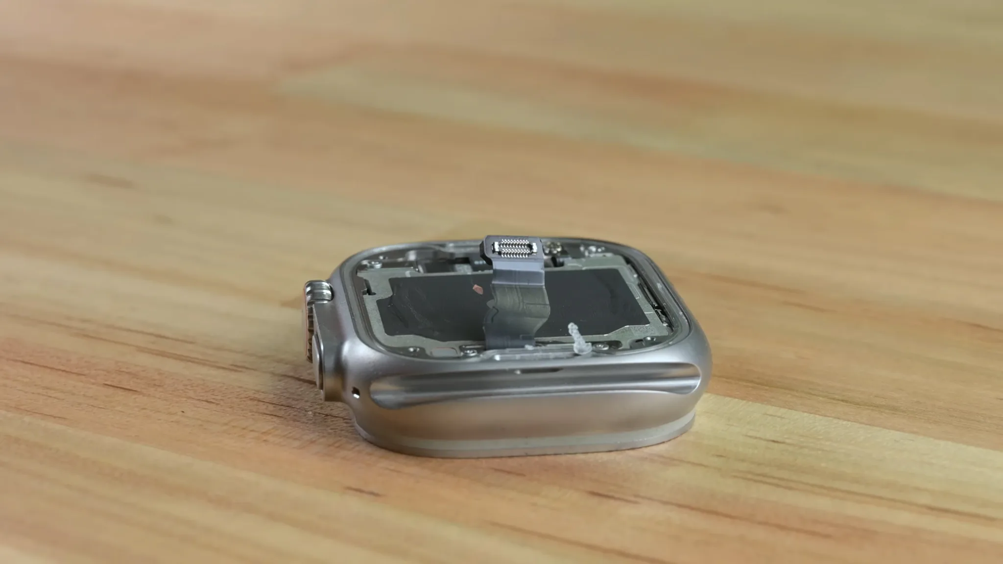 Tháo tung Apple Watch Ultra cùng iFixit: Đẹp và cứng cáp, nhưng khó sửa chữa