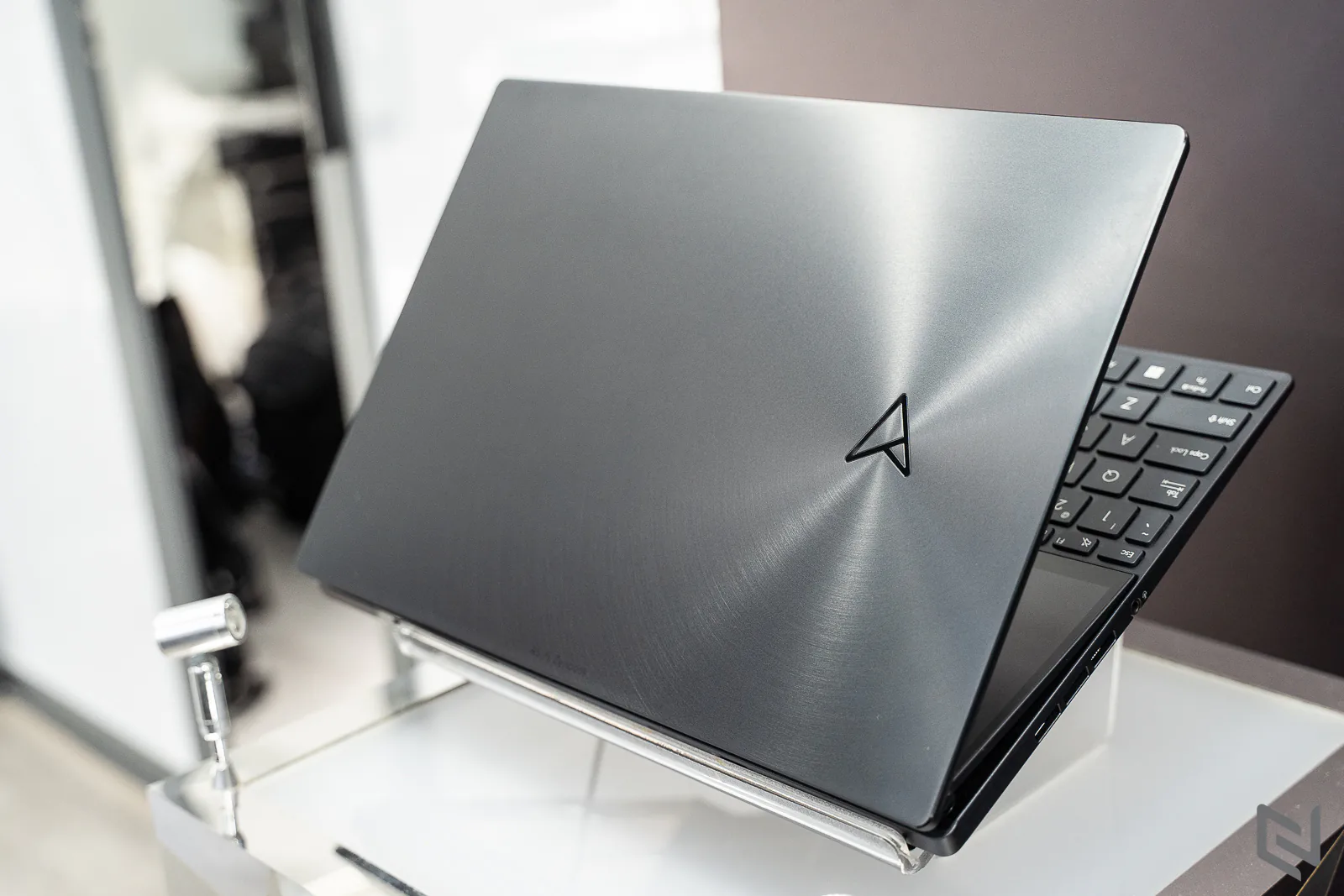 Trên tay laptop Zenbook Pro 14 Duo OLED với thiết kế 2 màn hình sắc nét và hiệu năng mạnh mẽ cho người dùng sáng tạo