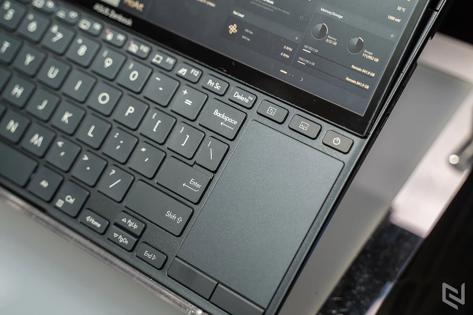 Trên tay laptop Zenbook Pro 14 Duo OLED với thiết kế 2 màn hình sắc nét và hiệu năng mạnh mẽ cho người dùng sáng tạo