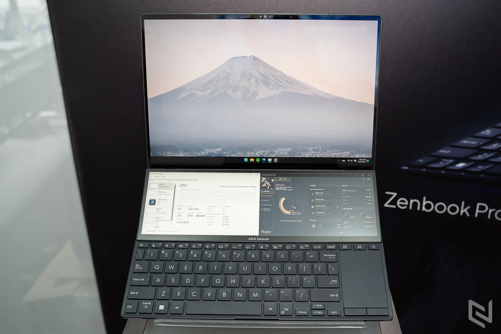 Trên tay laptop Zenbook Pro 14 Duo OLED với thiết kế 2 màn hình sắc nét và hiệu năng mạnh mẽ cho người dùng sáng tạo