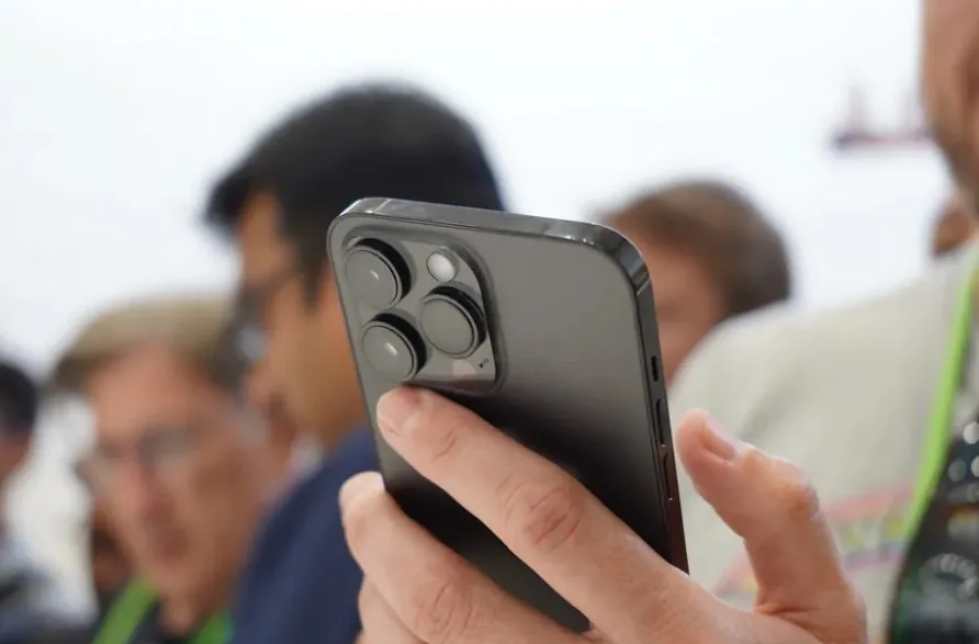 So sánh iPhone 14 với các flagship Android trong năm 2022 này