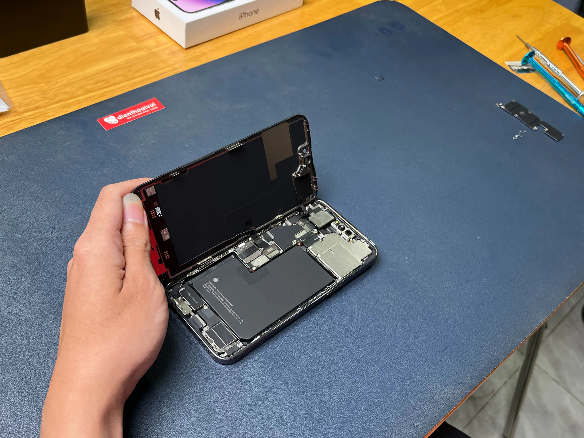 Cùng Điện Thoại Vui tháo tung iPhone 14 Pro Max đầu tiên Việt Nam
