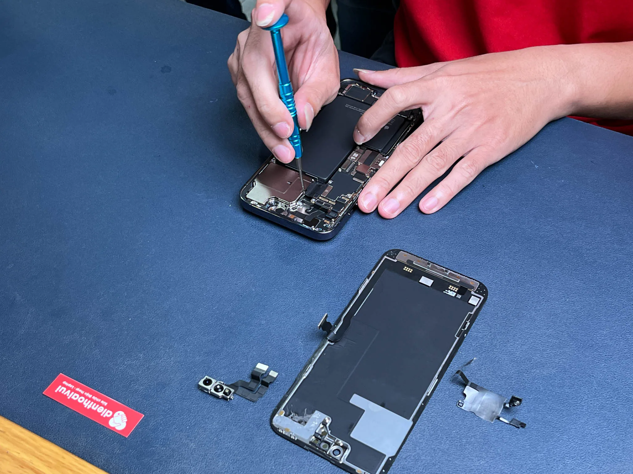 Cùng Điện Thoại Vui tháo tung iPhone 14 Pro Max đầu tiên Việt Nam