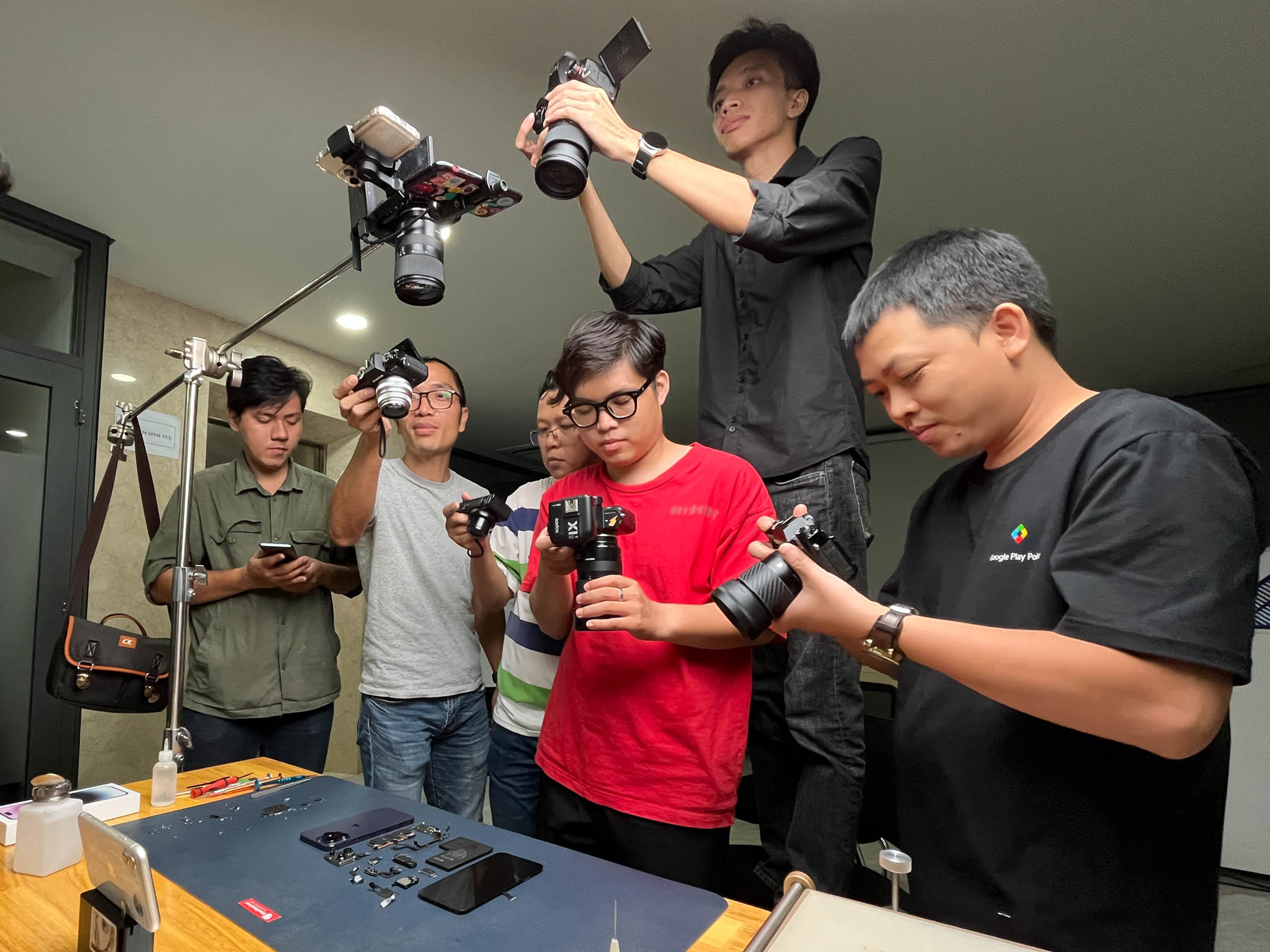 Cùng Điện Thoại Vui tháo tung iPhone 14 Pro Max đầu tiên Việt Nam